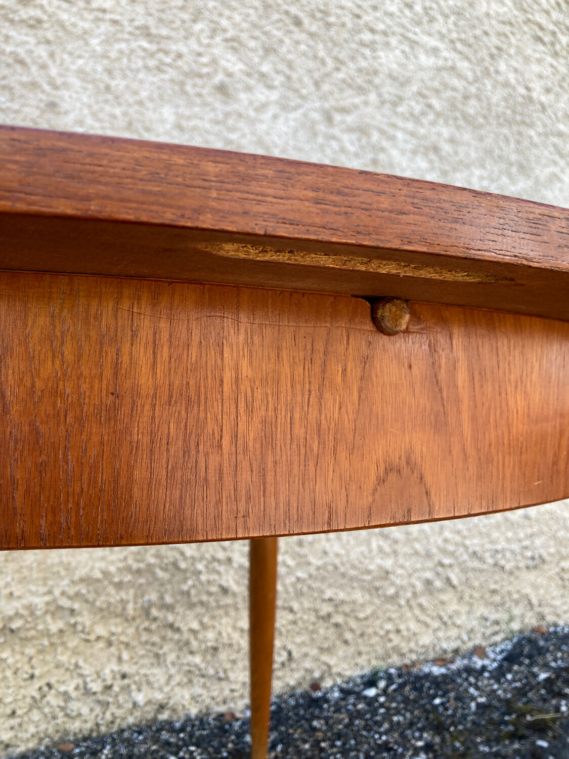 Scandinavian extendable round table