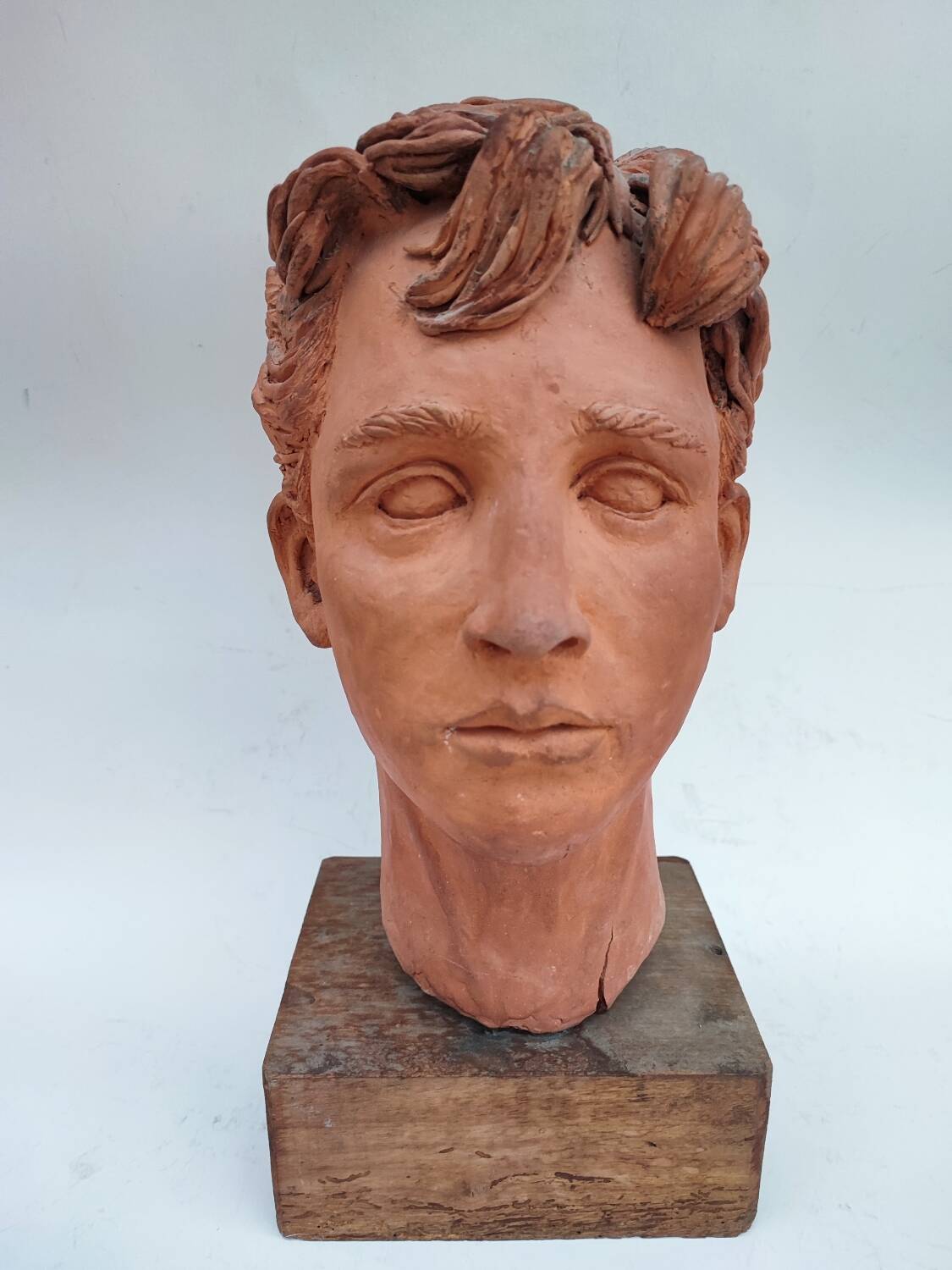 Tête de jeune homme sculptée en terre cuite