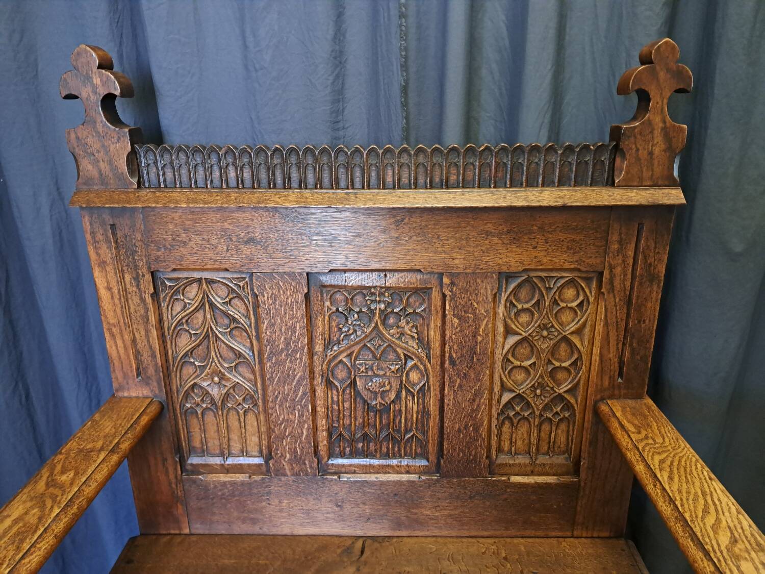 Fauteuil coffre néogothique en chêne