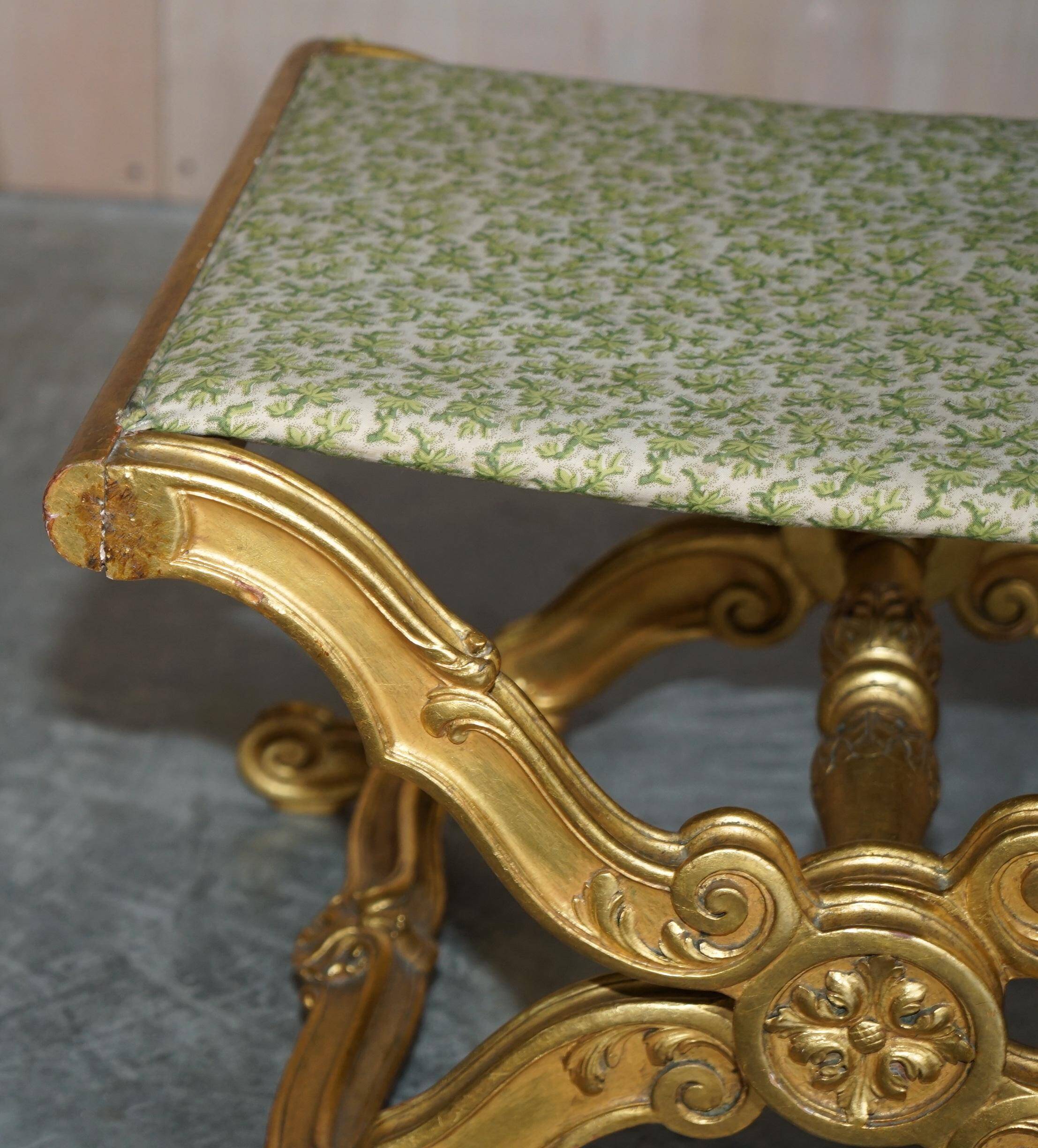 Folding stool with X-frame, carved golden wood, 19th century.