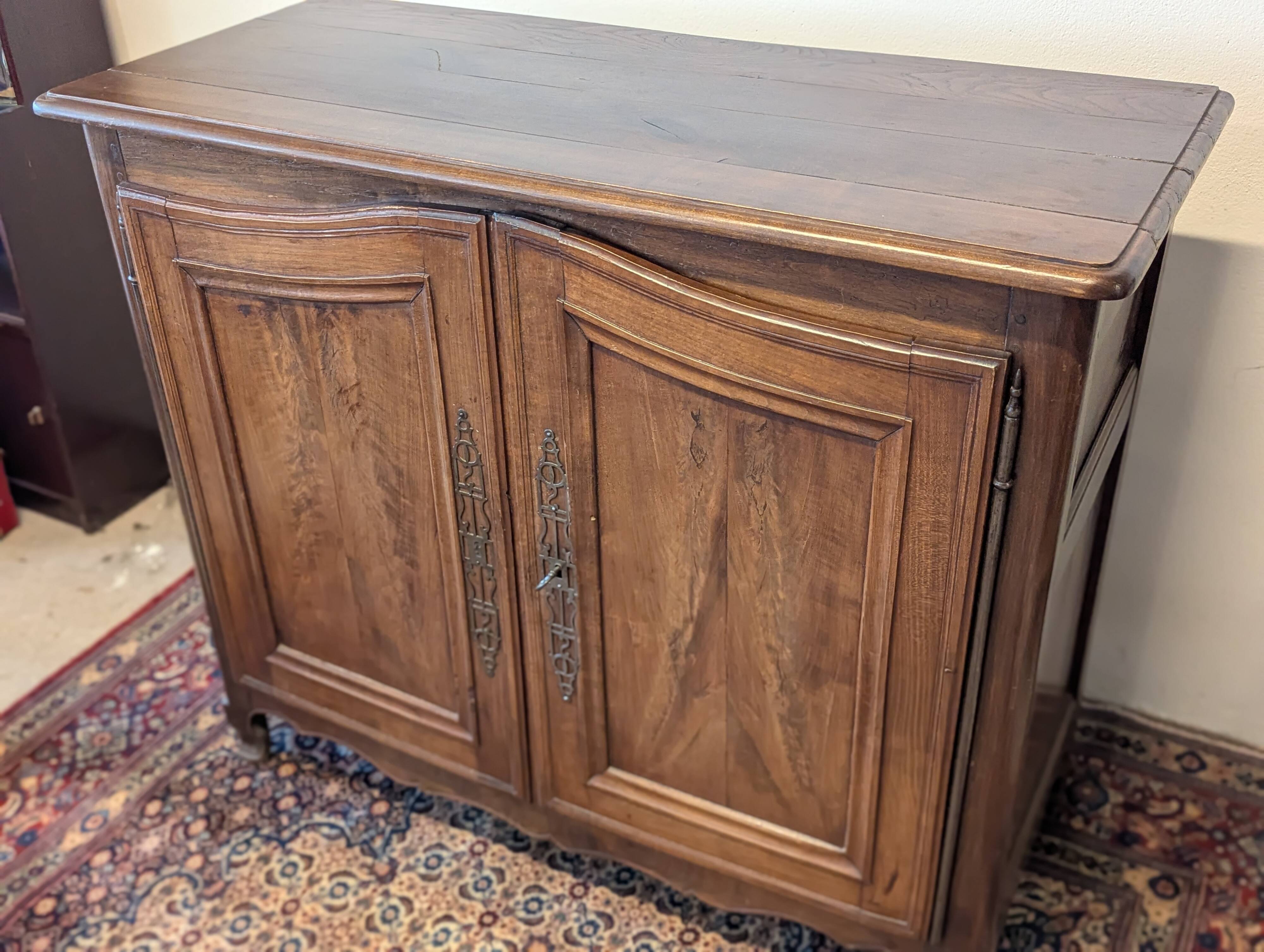 Small oak and knot buffet