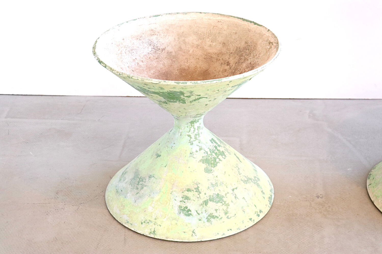 Pair of Eternit planters Diabolo design Anton Bee assisté de Guhl, Eternit