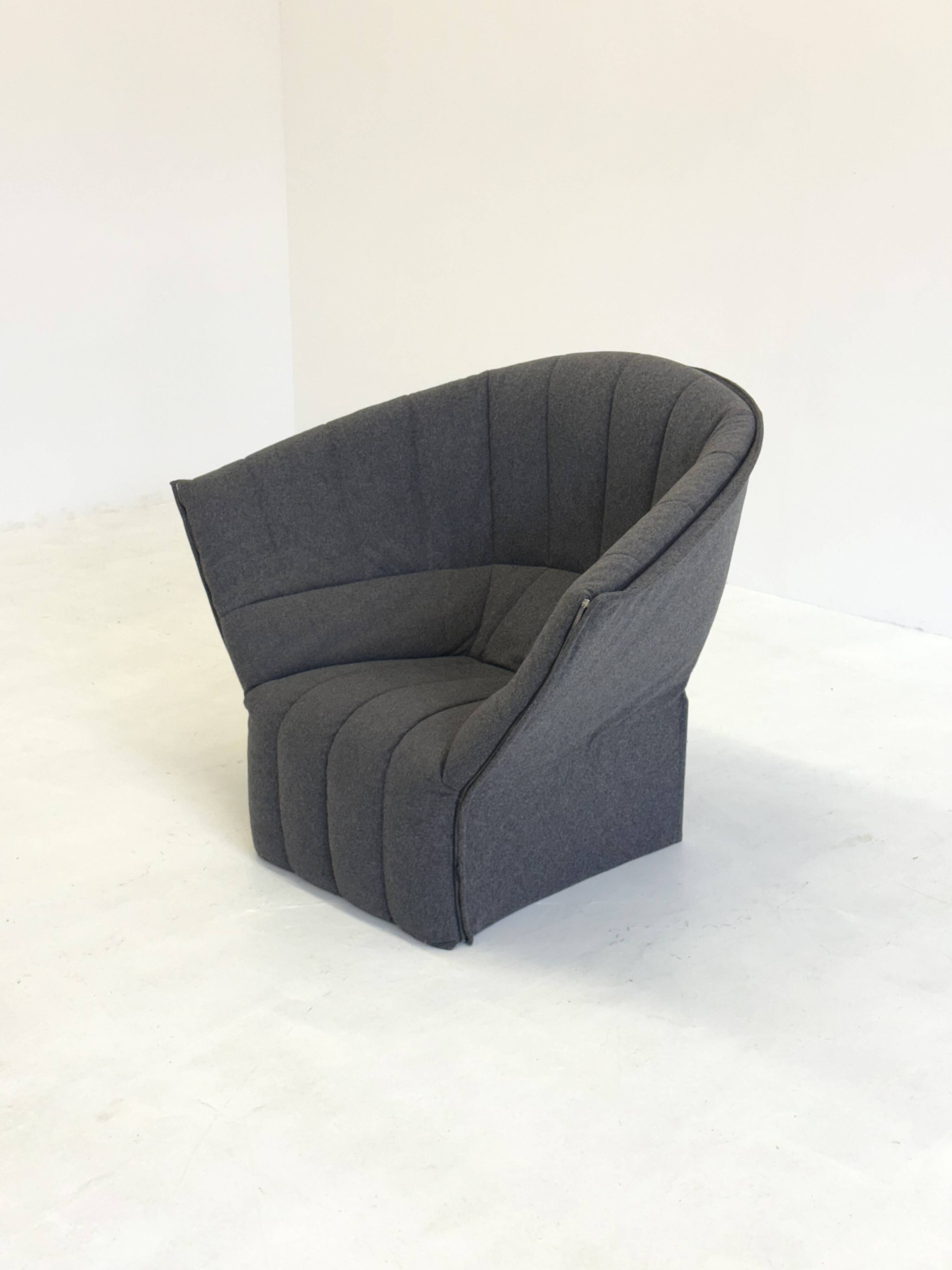 Fauteuil Moel gris foncé de Ligne Roset par Inga Sempé