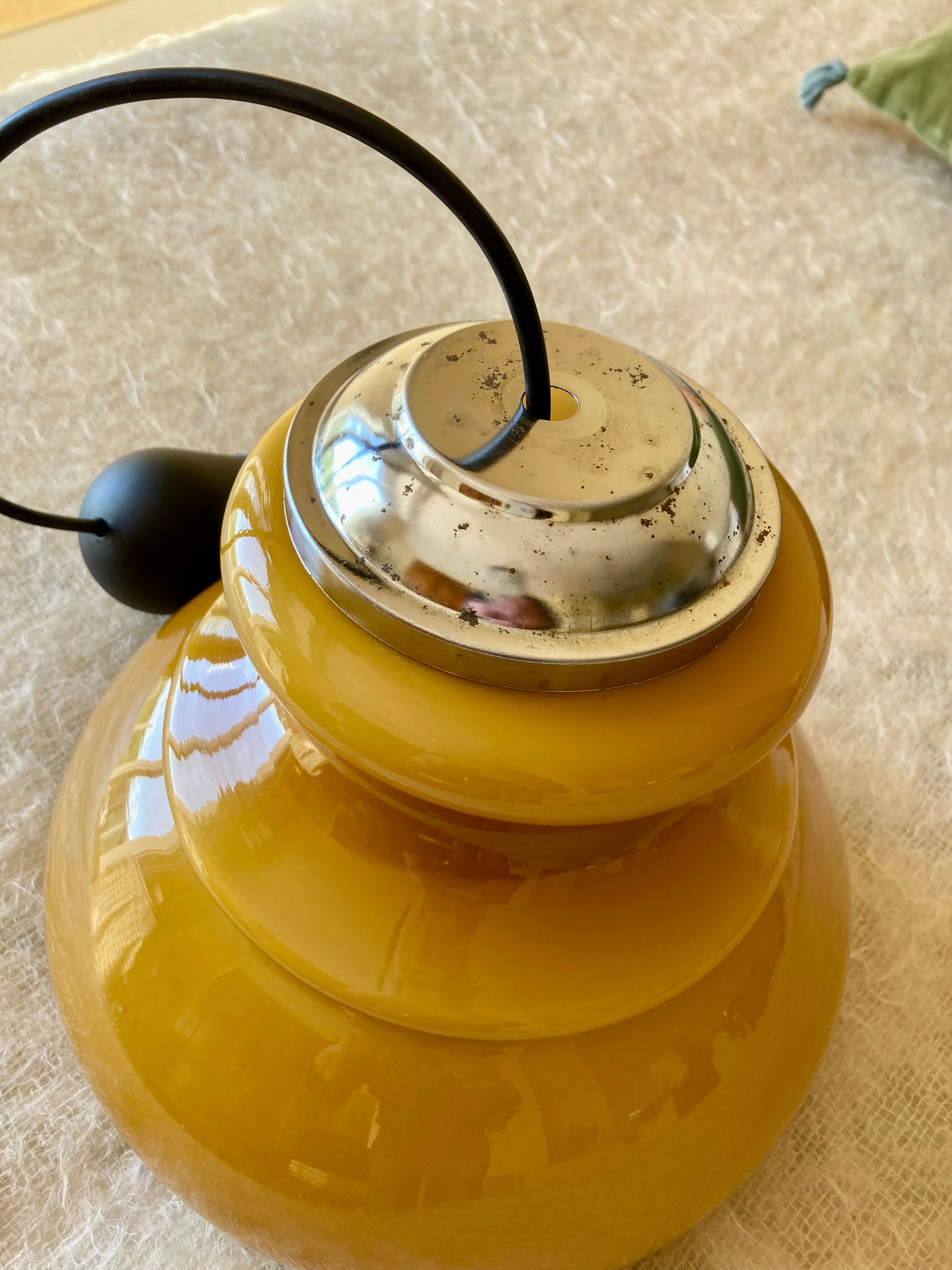 Suspension vintage italienne en opaline et métal chromé