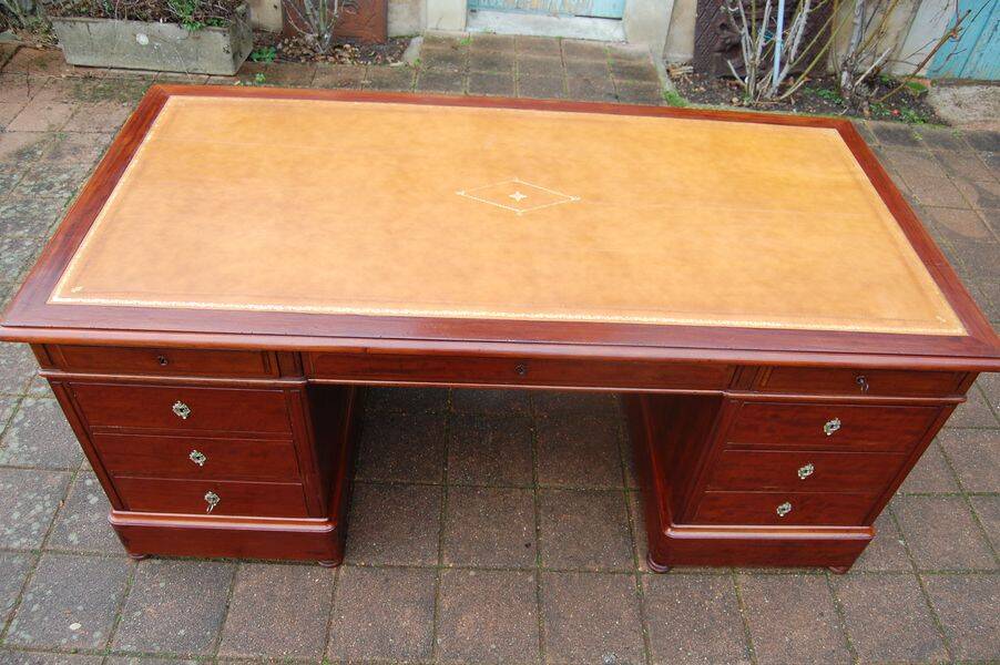 Very large chest of drawers desk from the Louis Philippe period in mahogany from the 19th century.