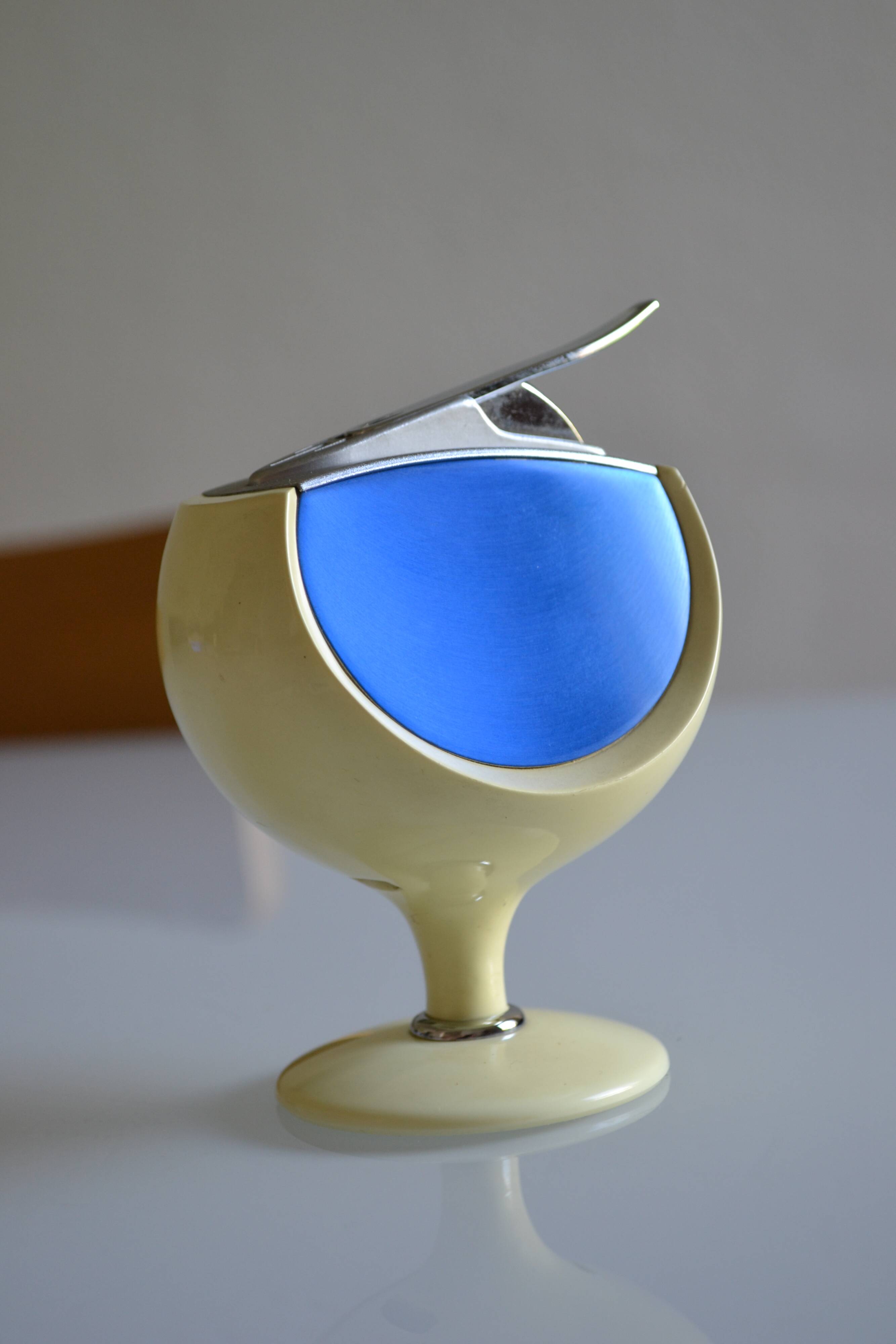 Maruman T26 Sharon table lighter Japan Space Age 1970 tulip base