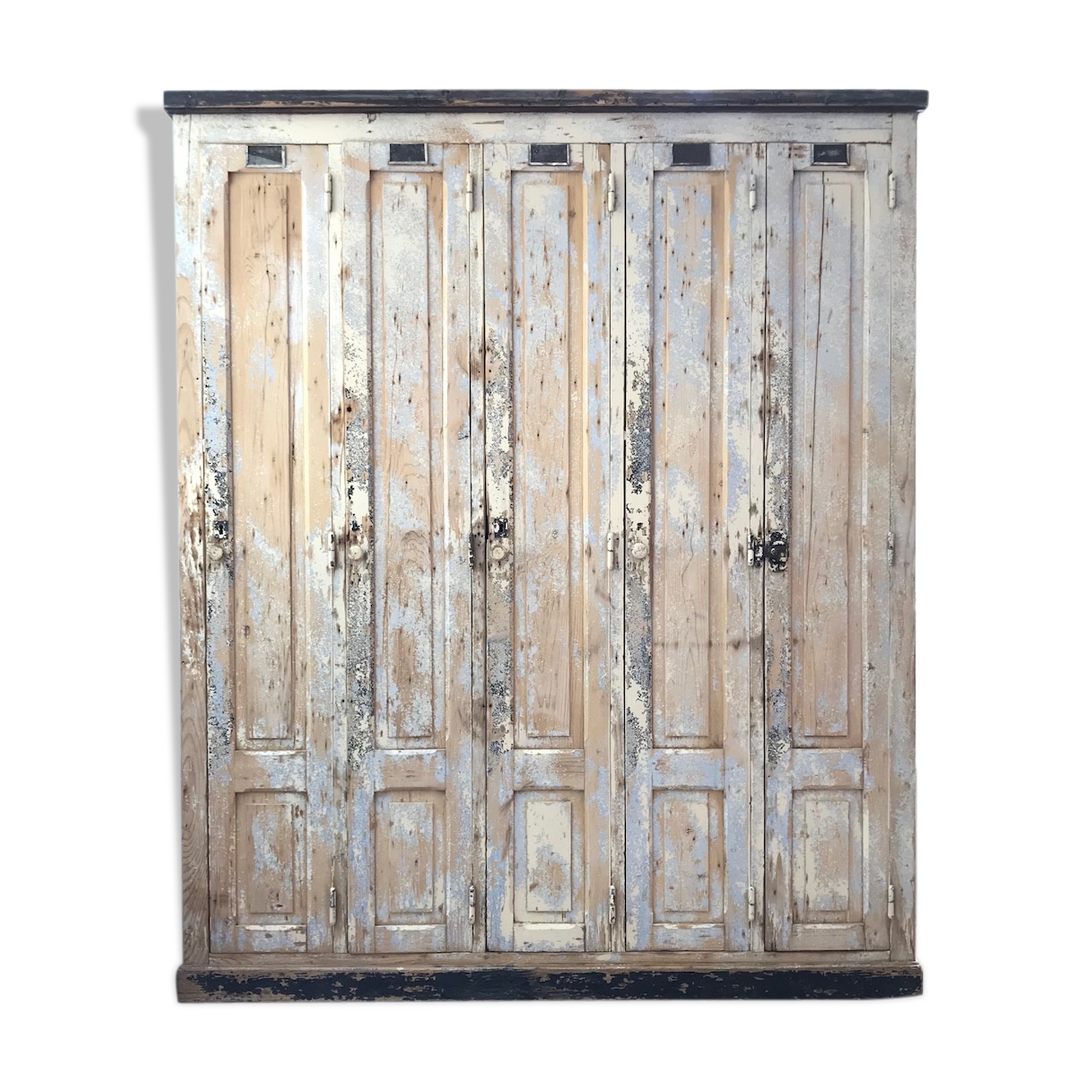 Wooden workshop vestiary