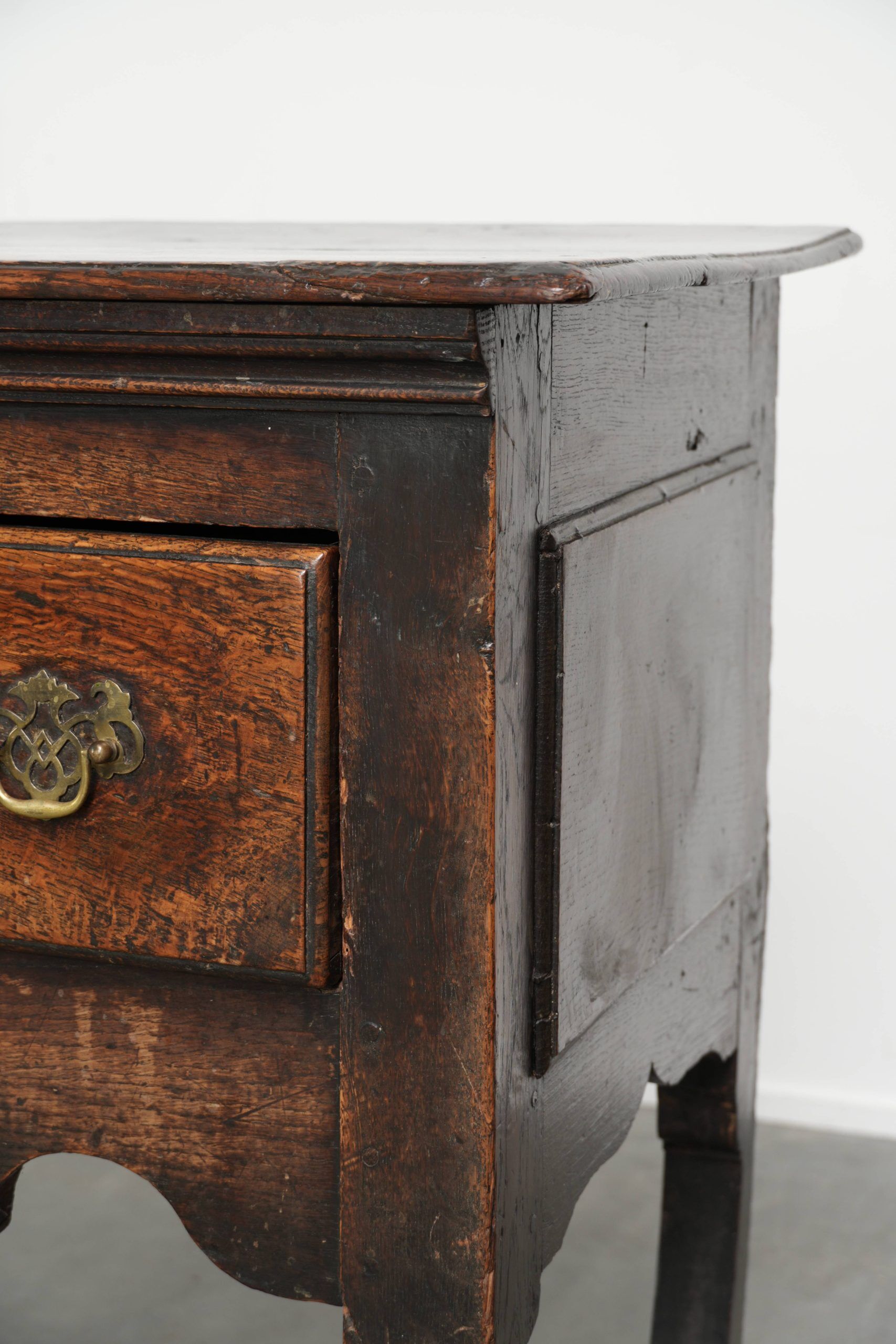 English antique oak sideboard with 3 drawers from the early 18th century