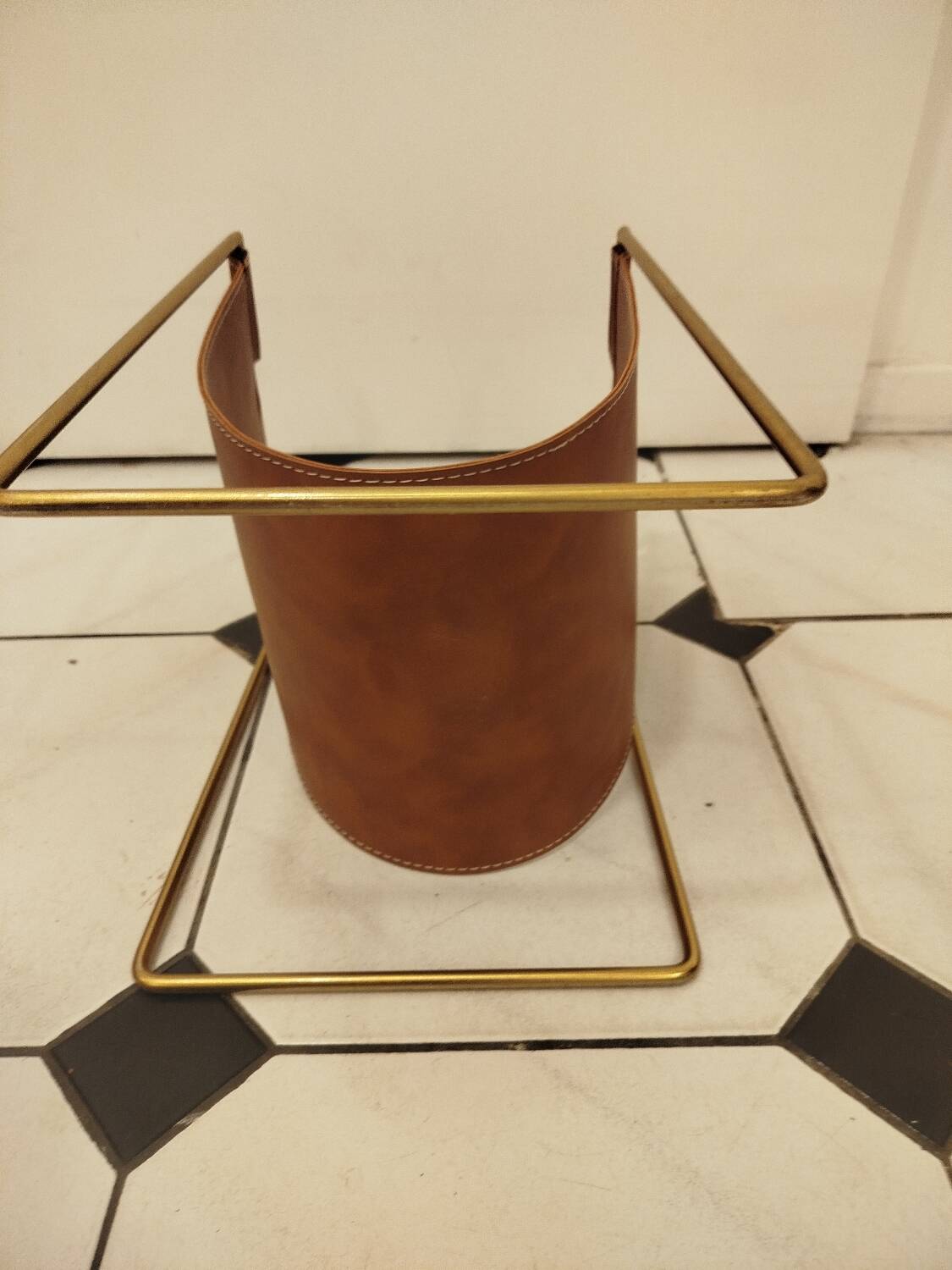 Vintage leather and brass magazine rack – Modernist design 1960s/70s