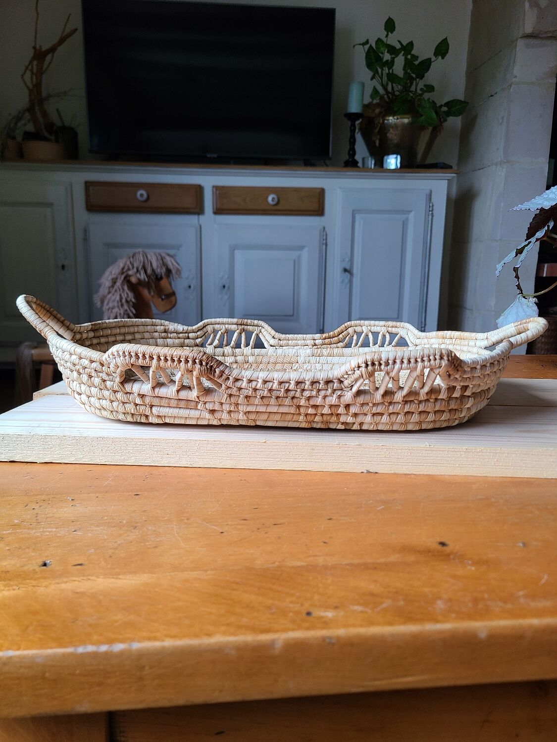 Braided basket in natural fiber, free form, vintage