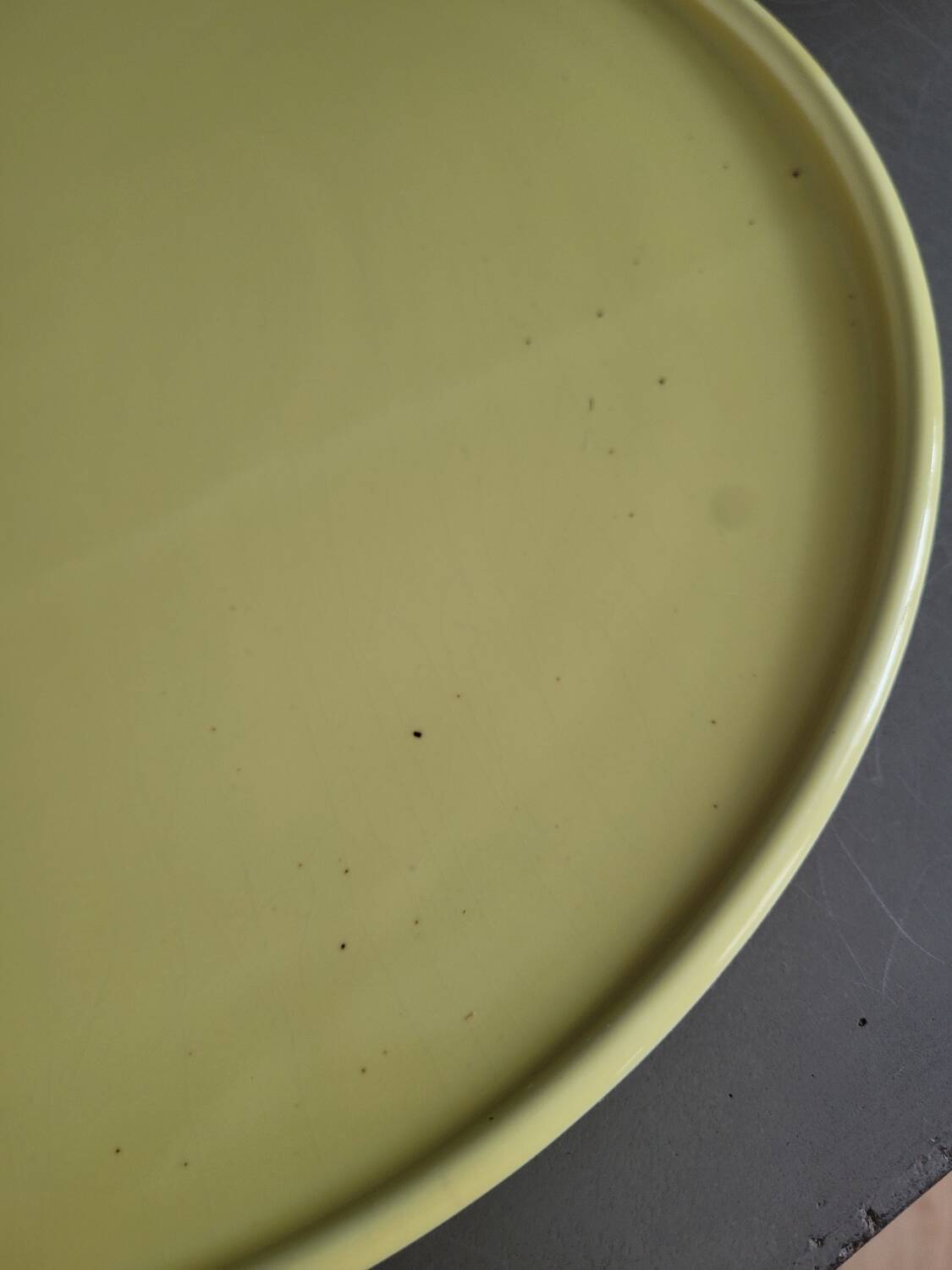 Grand plat en porcelaine jaune estampillé fg val d'or