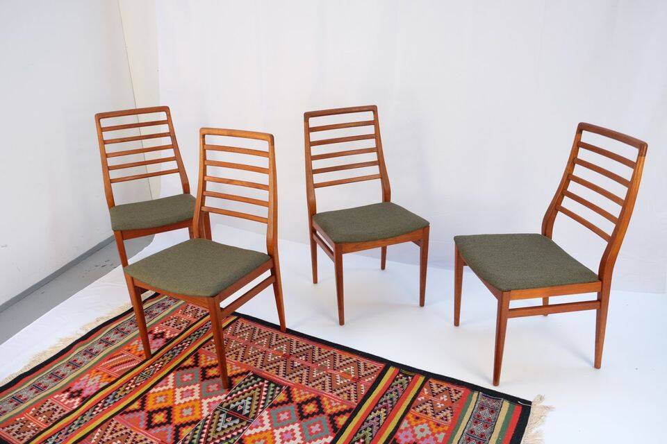 1960s-70s style chairs (4 pieces) in teak, retro vintage style.