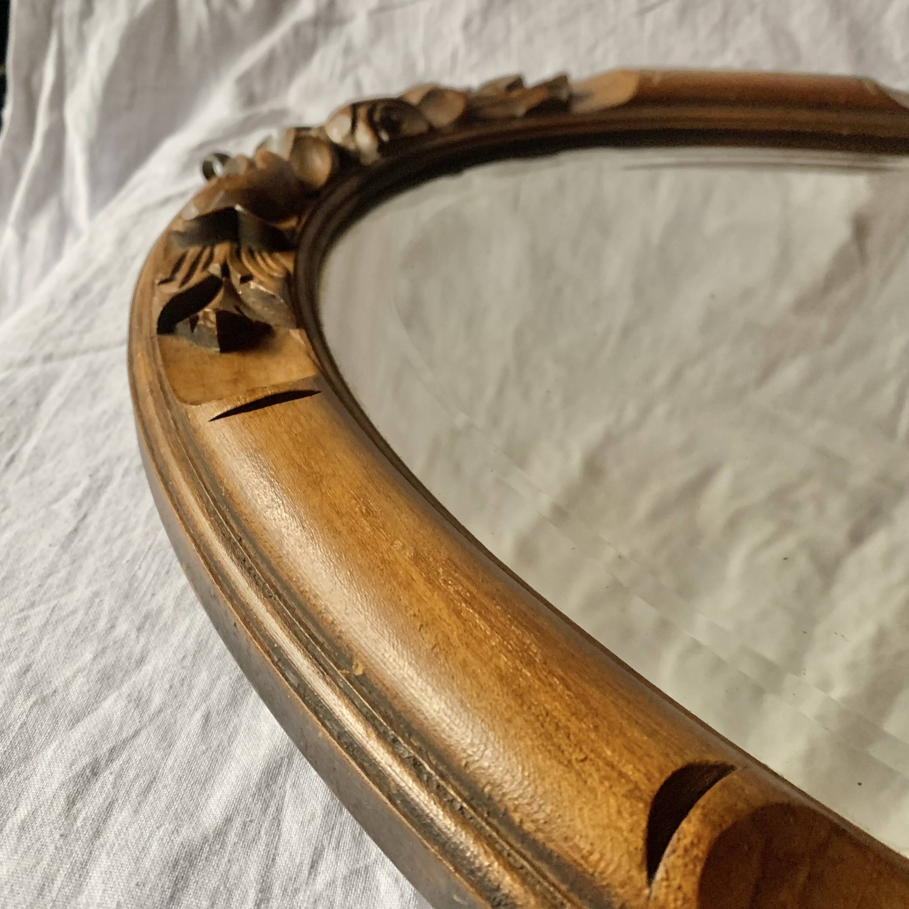 Ancien miroir ovale biseauté en bois sculpté - 69 cm