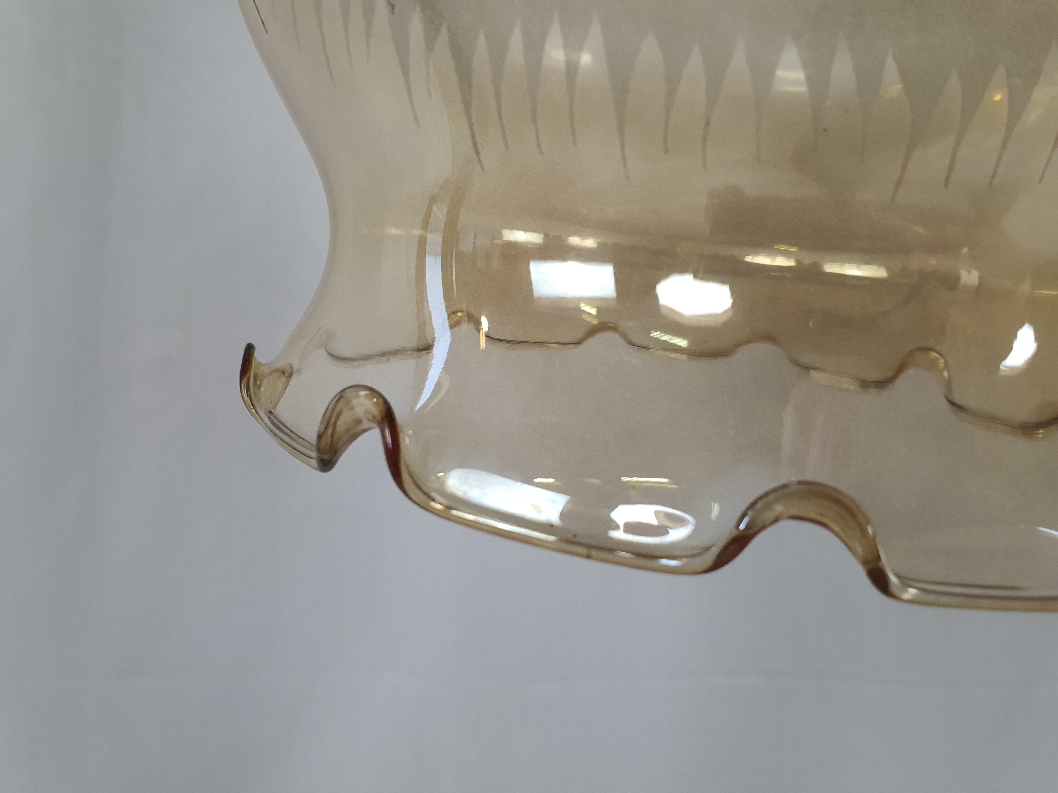 Lustre en verre travaillé et laiton