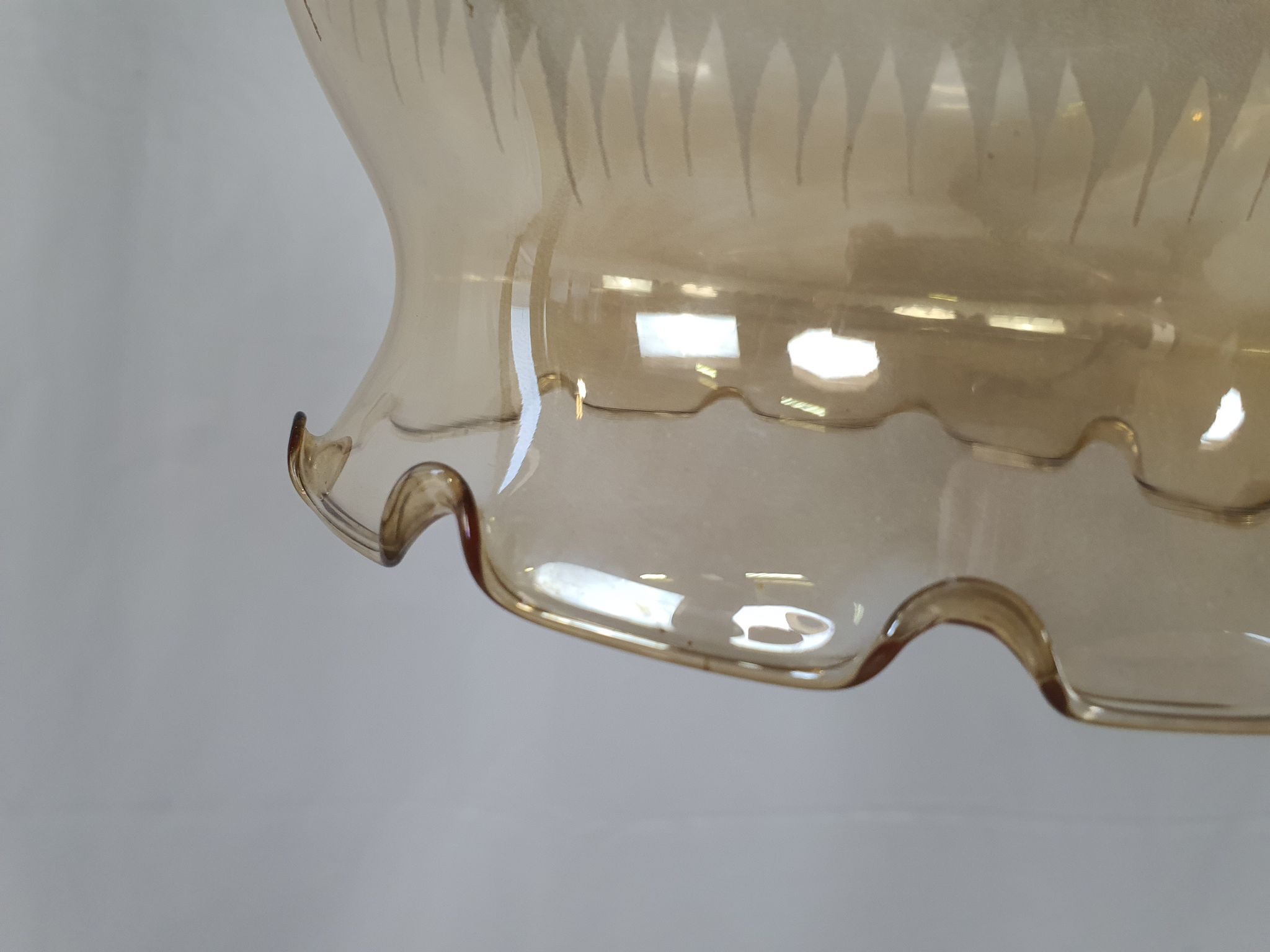 Lustre en verre travaillé et laiton
