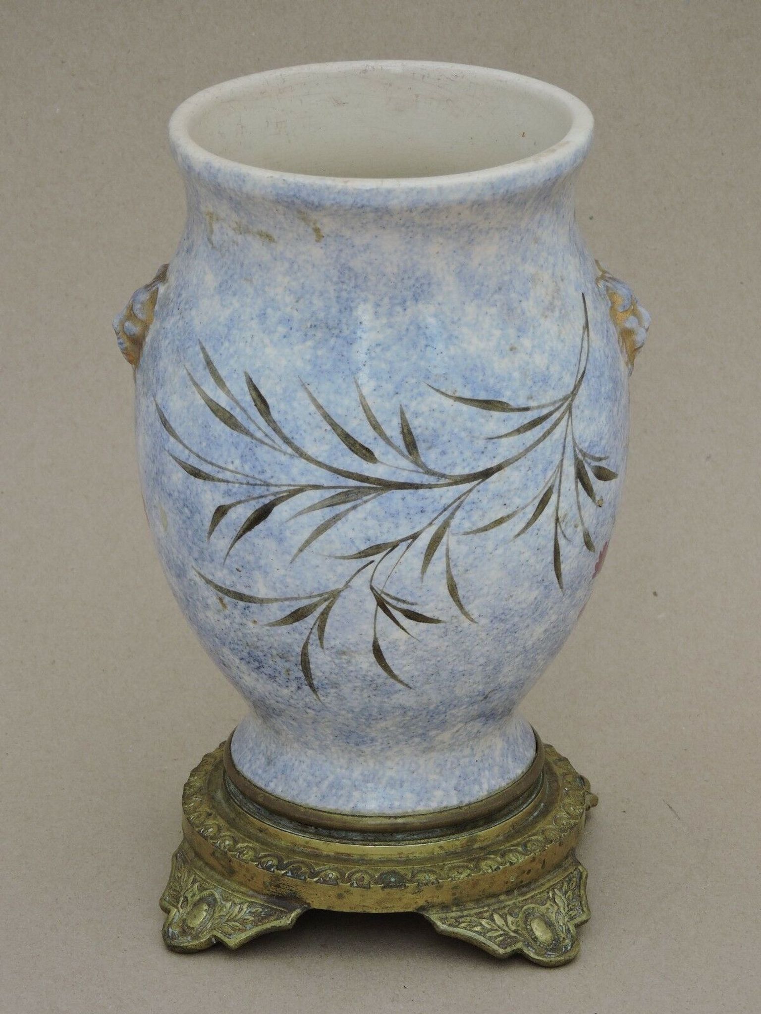 Vase en faïence décor papillon