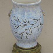 Vase en faïence décor papillon