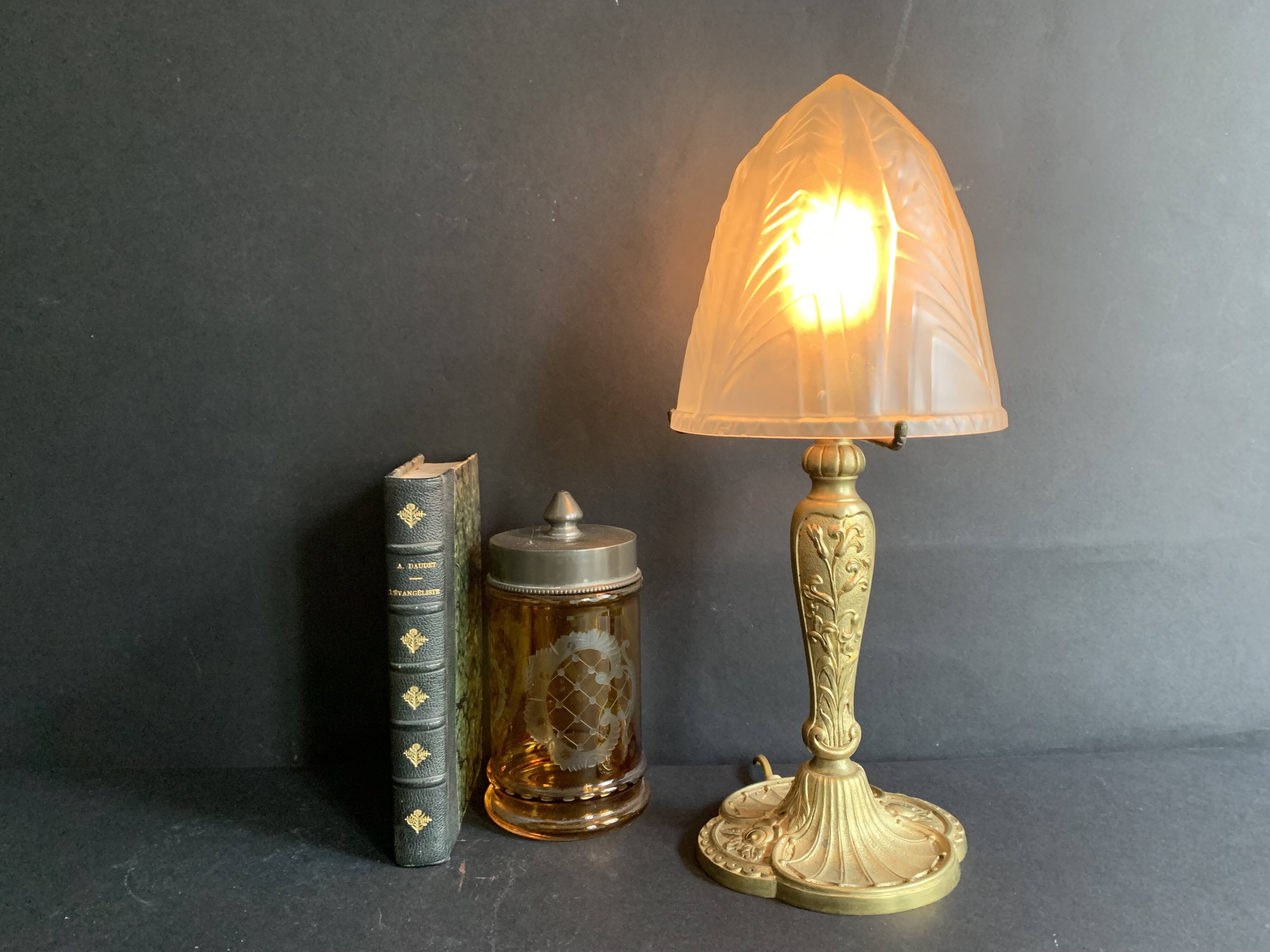 Lampe de table Art Nouveau en bronze doré et globe en verre pressé moulé