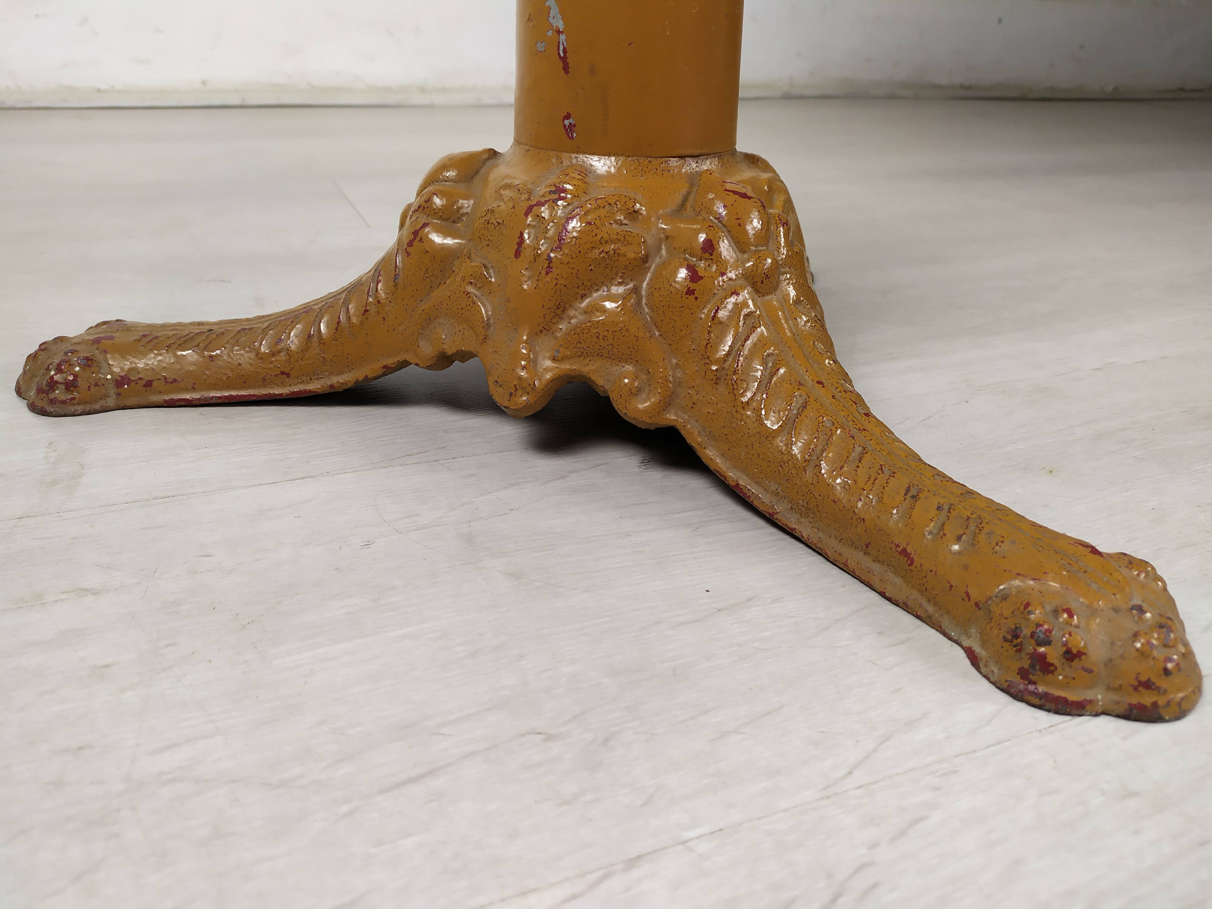 Garden pedestal table