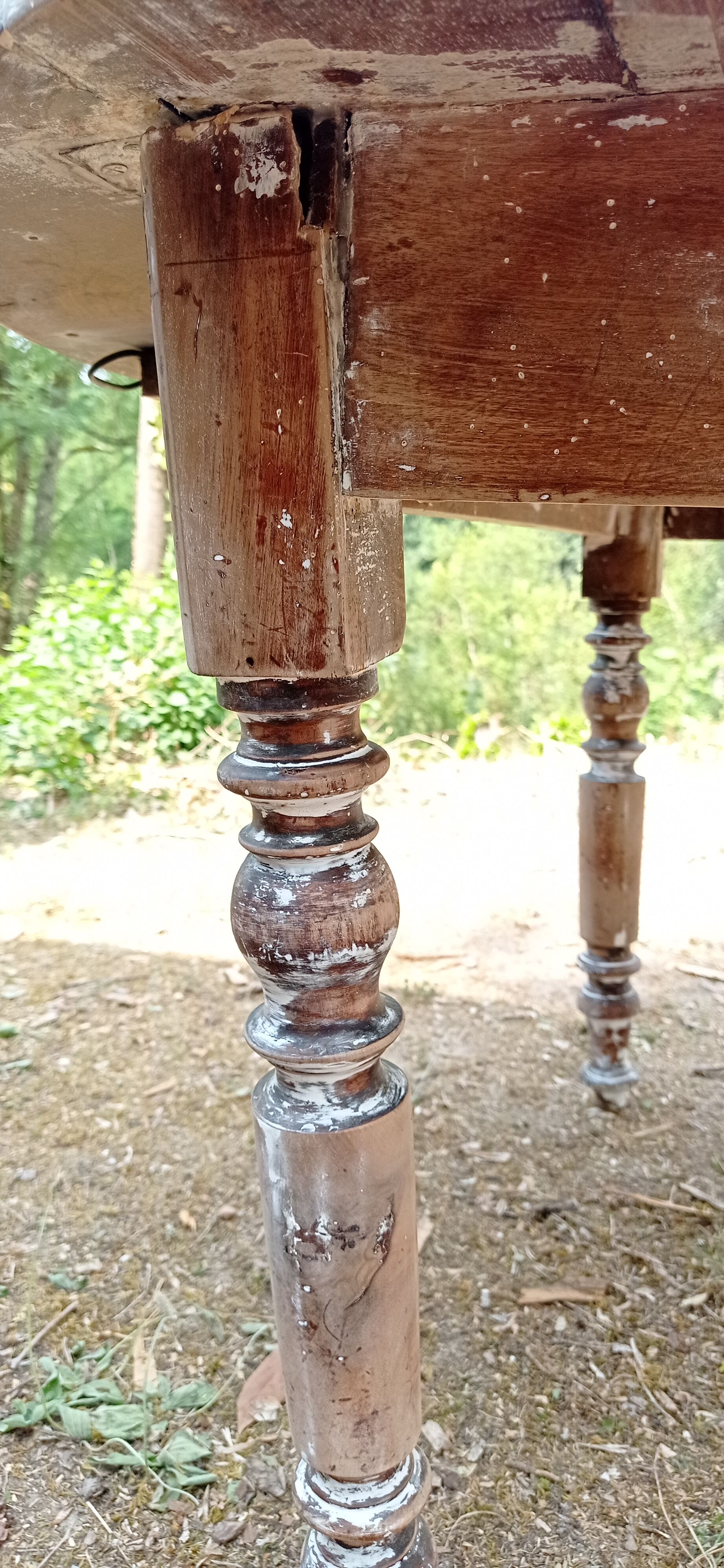 Round table of round farm with flaps