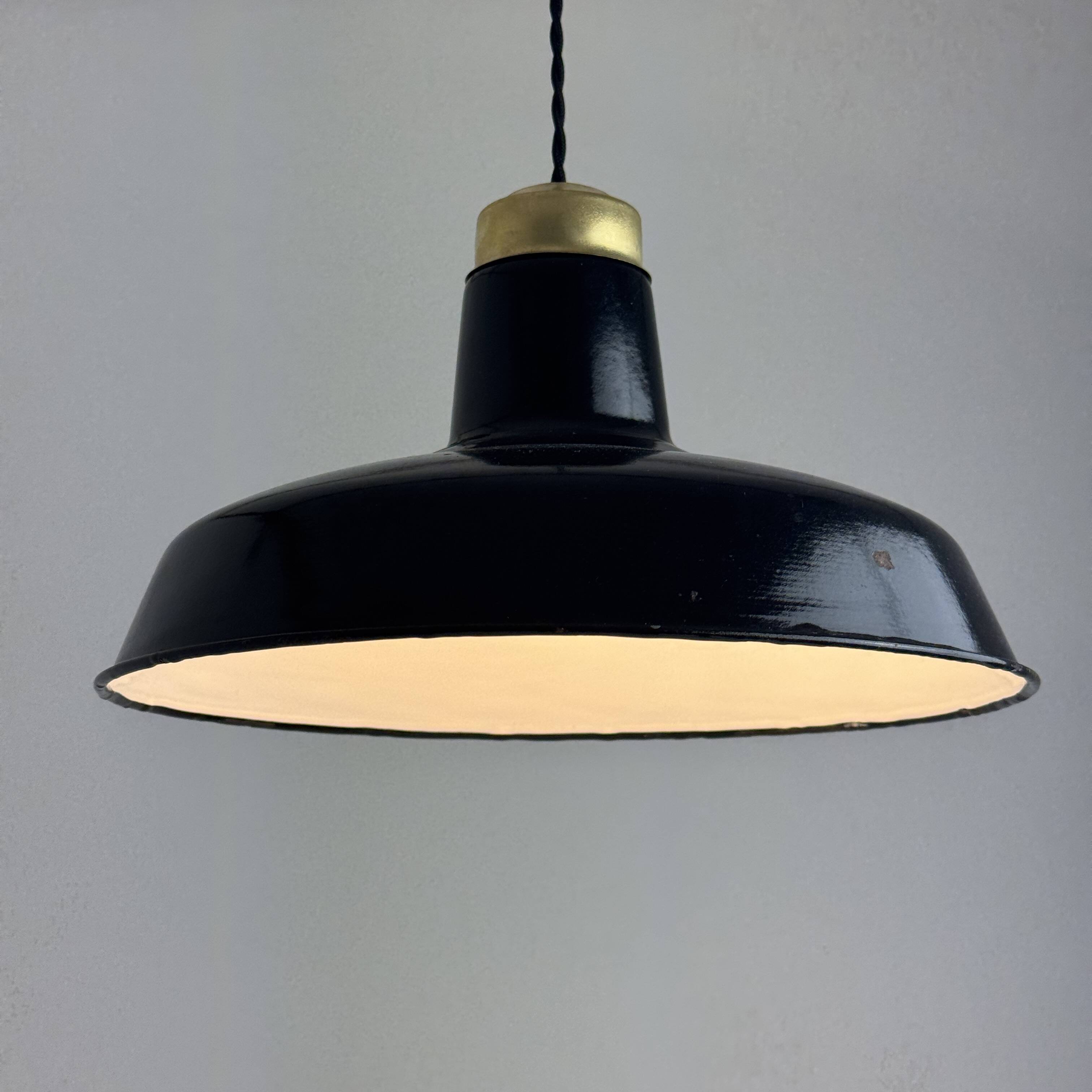 Paire d’anciennes suspensions d’atelier emaillees industriel