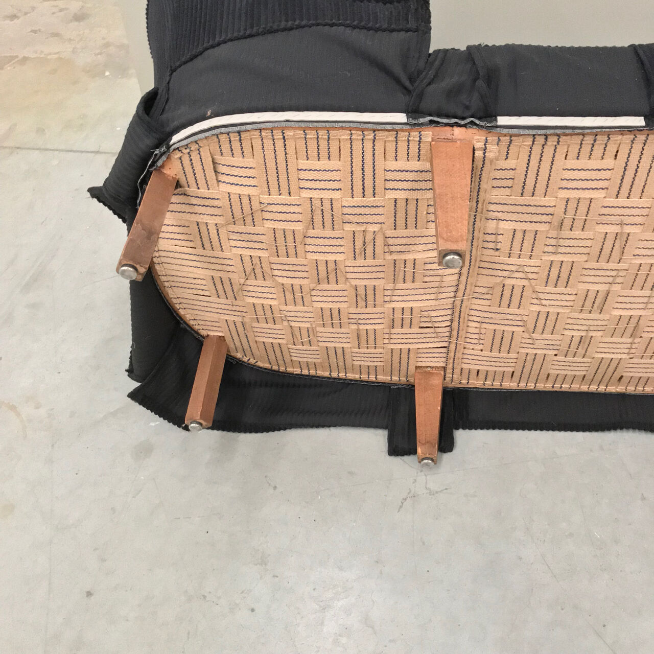 Banquette-lit en velours noir-méridienne