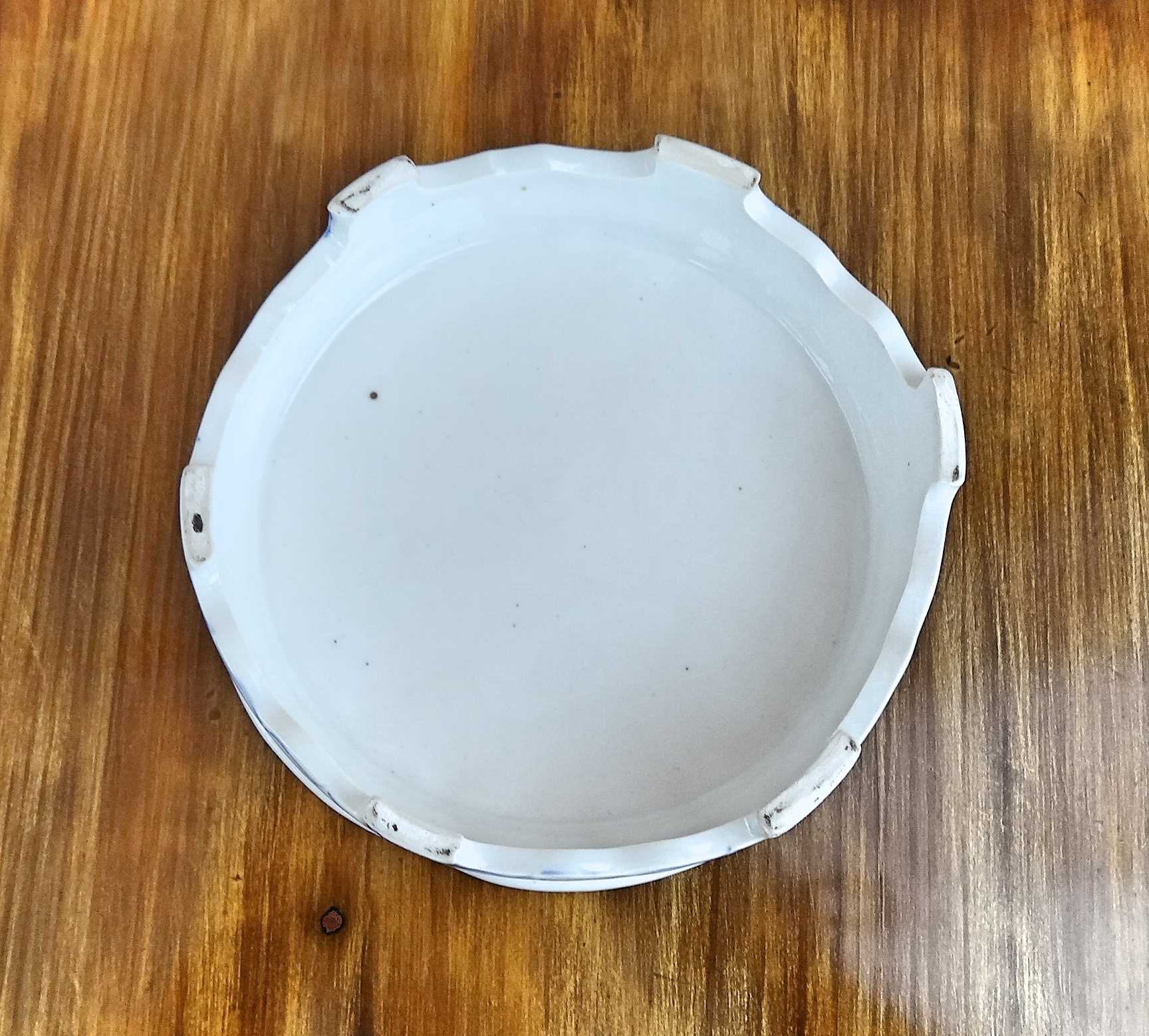 Chinese porcelain pot cover with its base