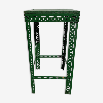 Tabouret vert en métal, guéridon