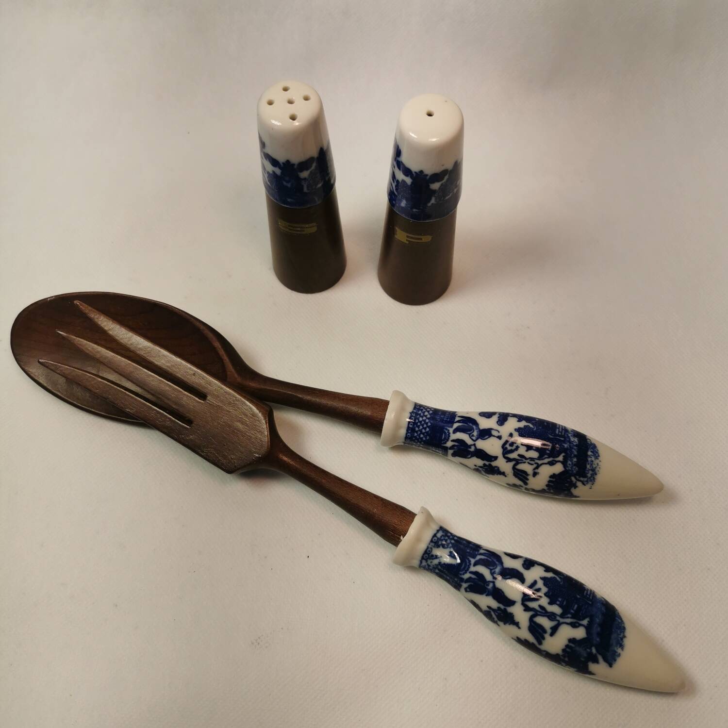 Vintage salad service in ceramic and natural wood. pepper shaker, salt shaker and 2 cutlery