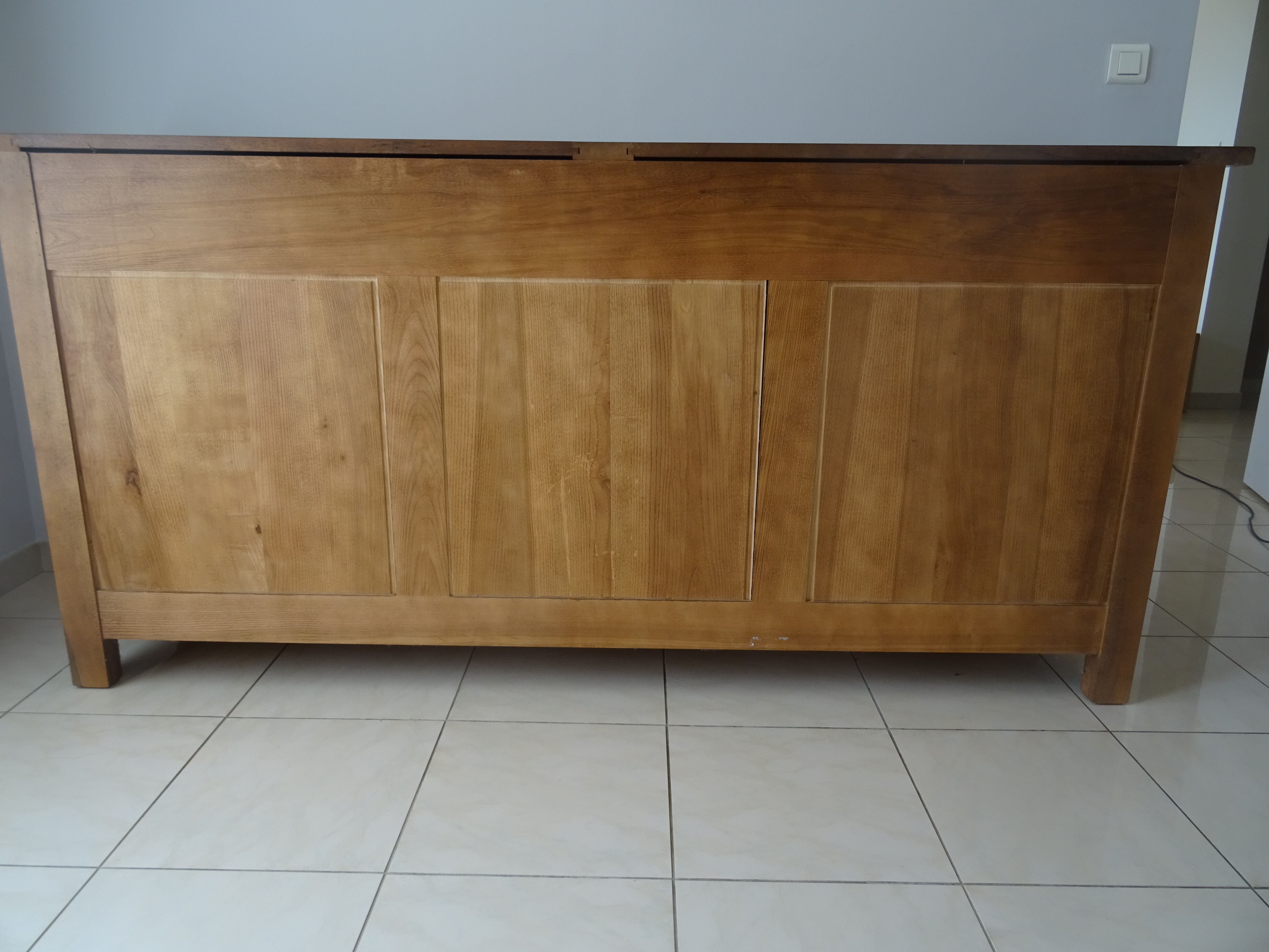 Very much in solid walnut, 3 doors.