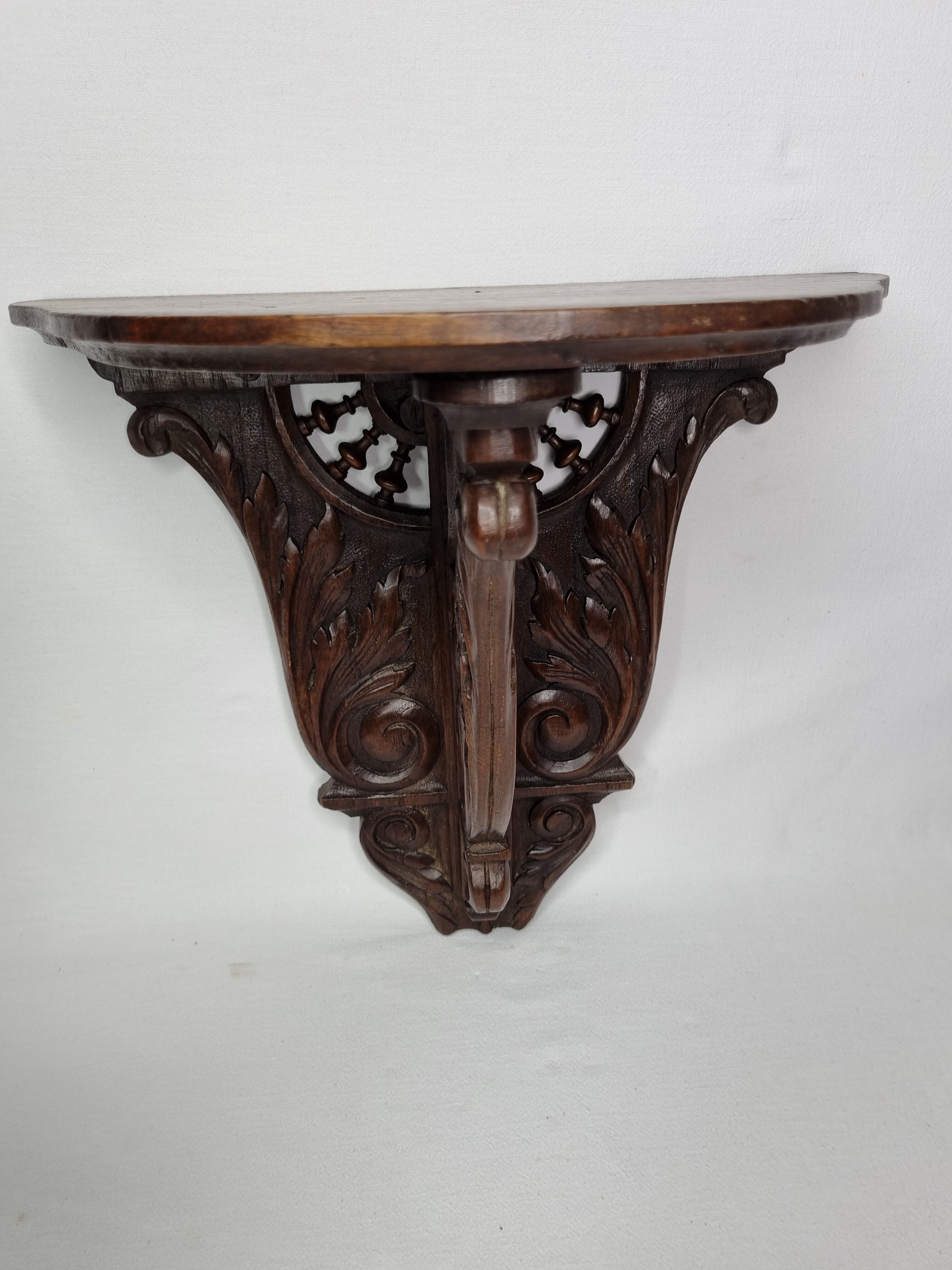 Sellette murale en bois sculpté aux décors bretons, 32 cm