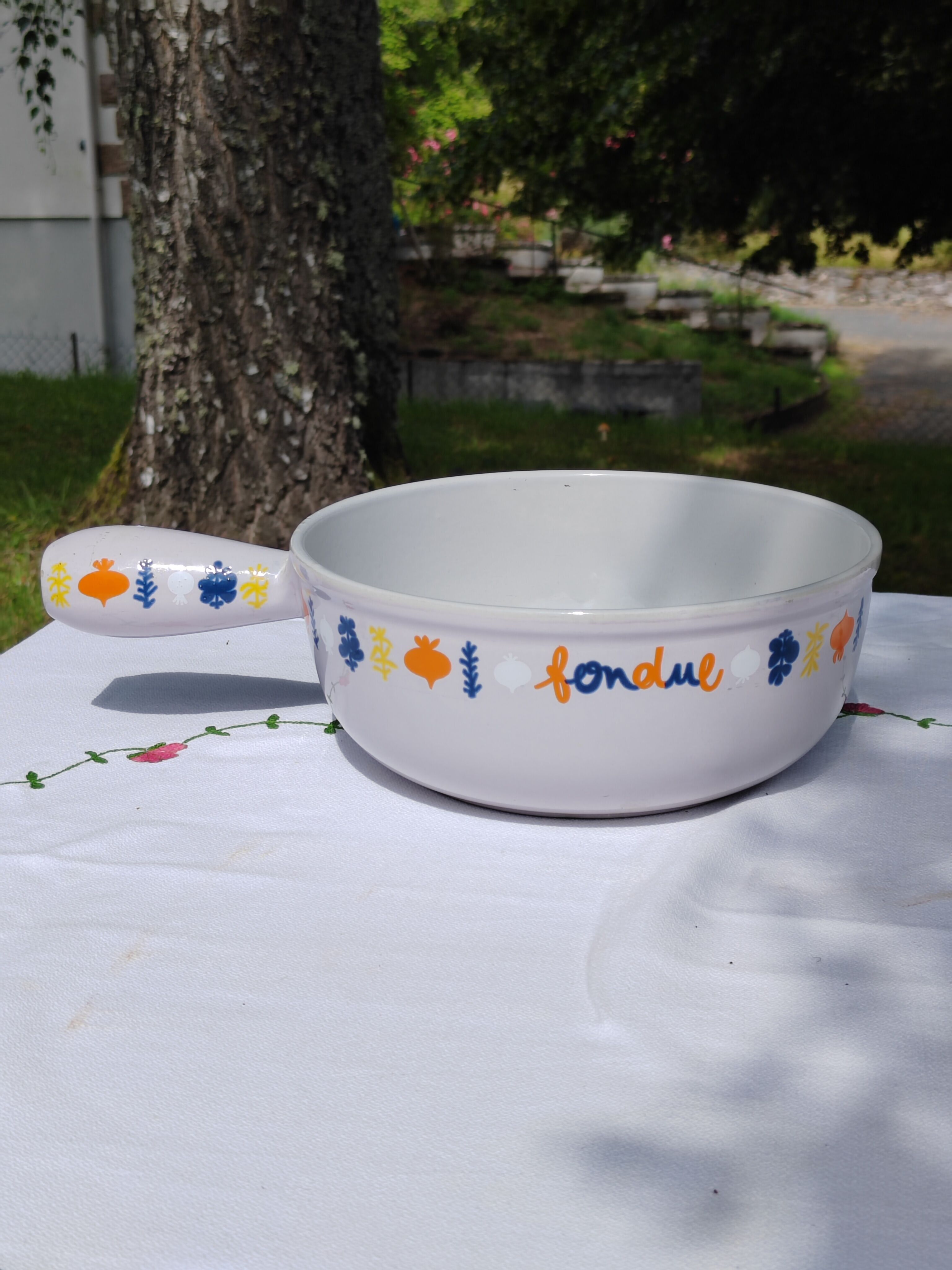 Enamelled cast iron fondue pan