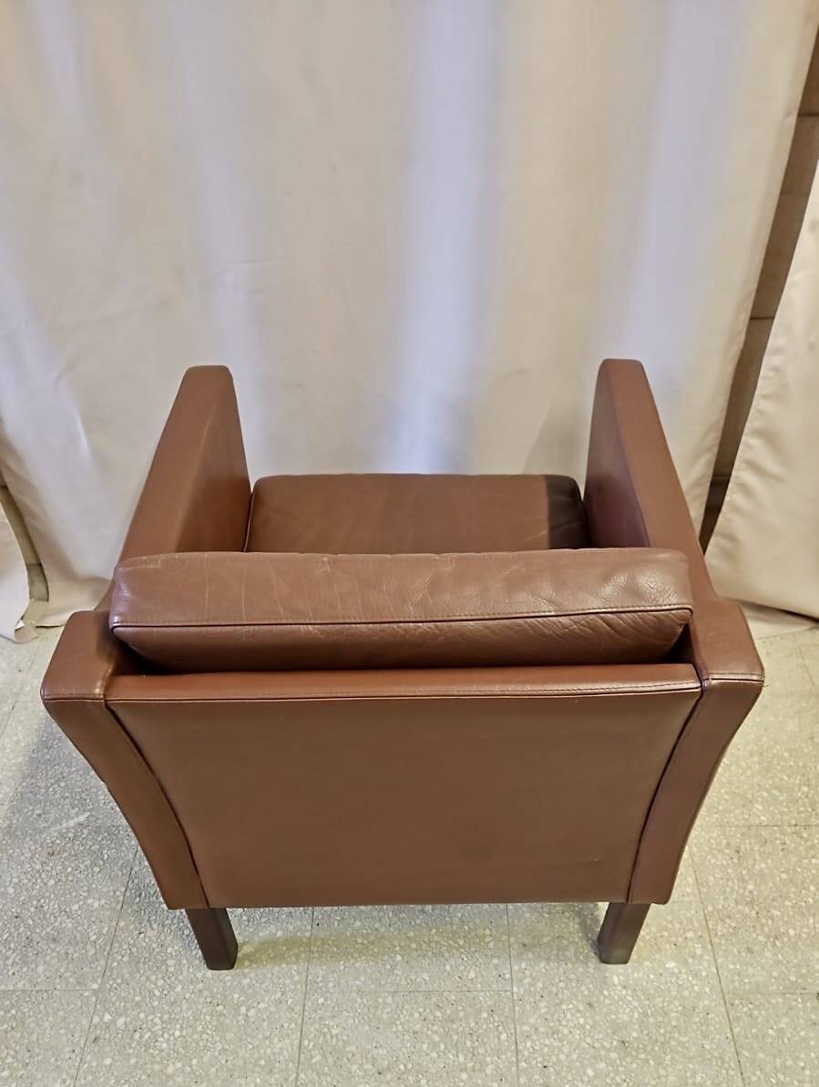 Fauteuil danois en cuir marron à dossier bas 1960