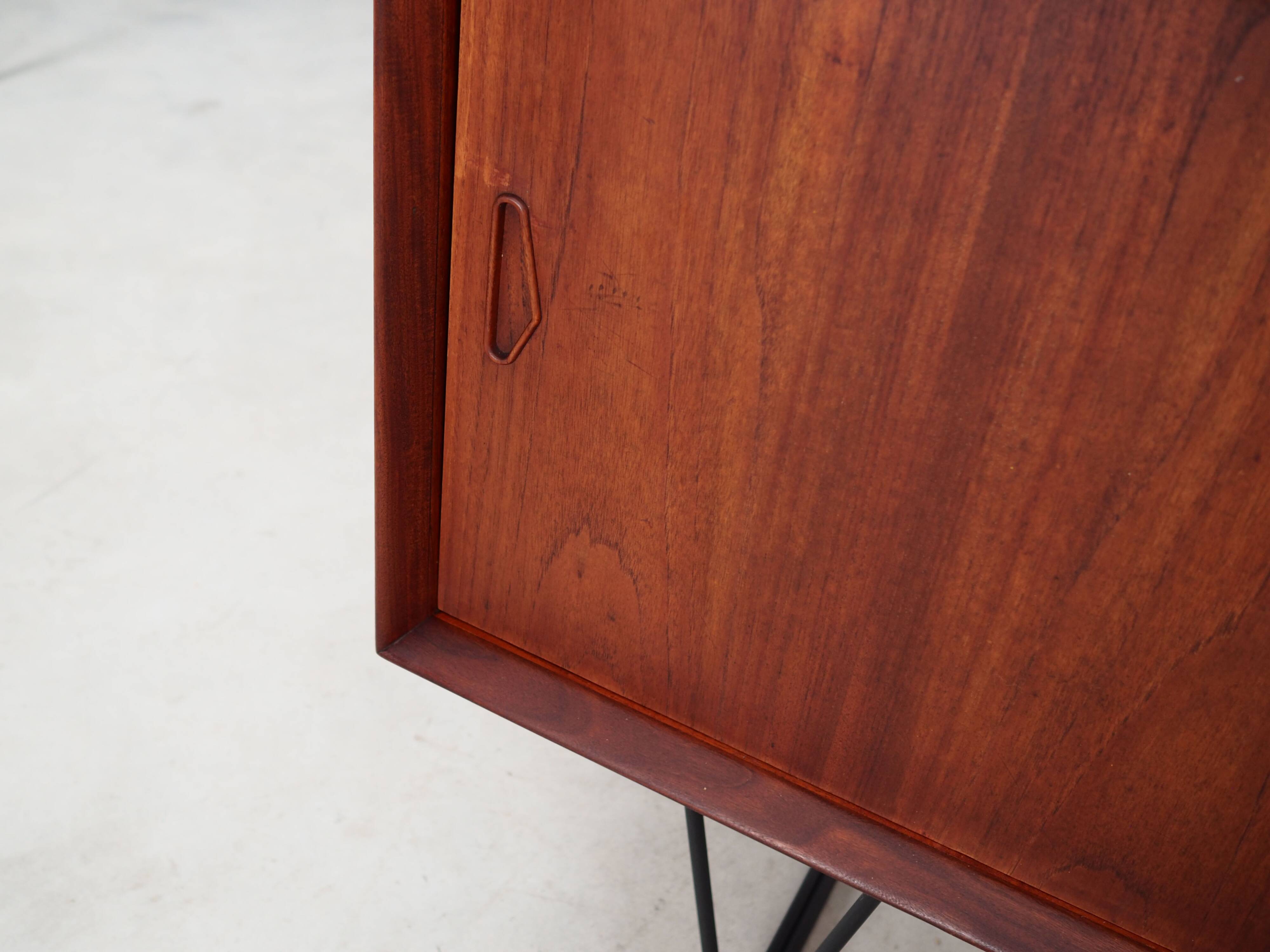 Buffet haut en teck, design danois, années 1970, production : Danemark