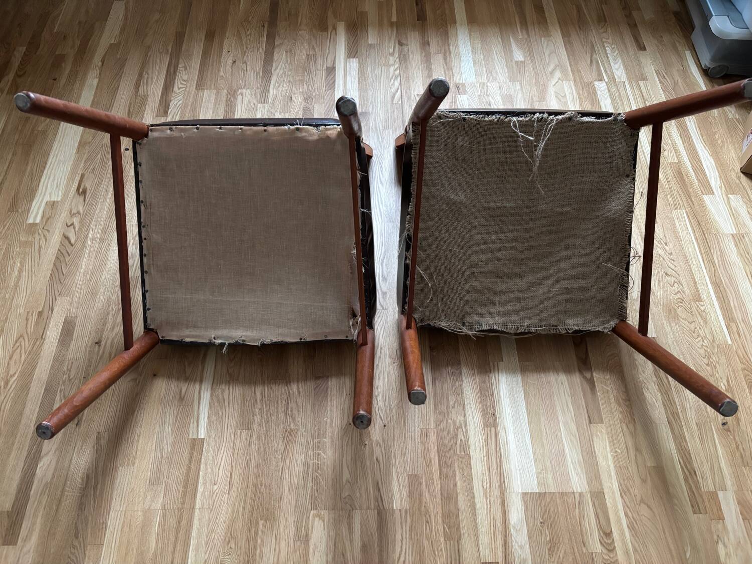 Deux chaises en cuir et teck scandinave