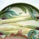 Assiette art nouveau à asperges en barbotine signée lunéville