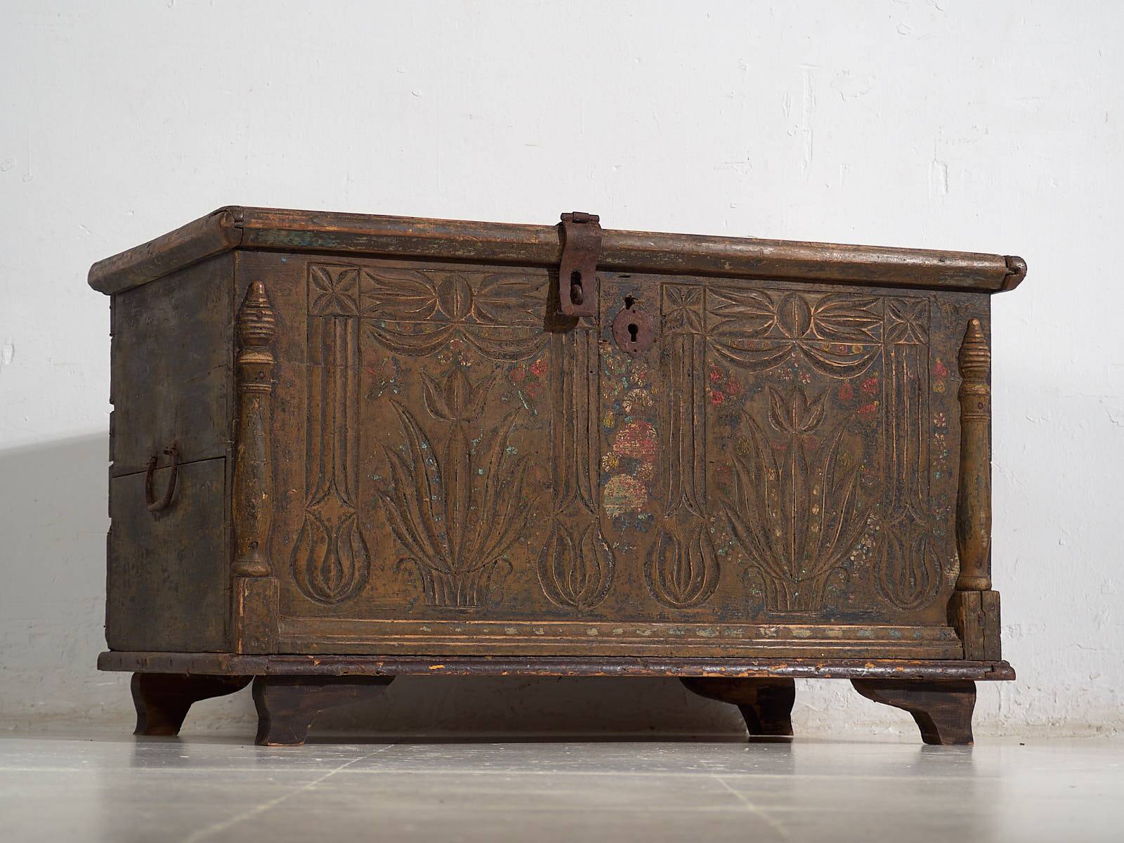 Antique chest carved with floral motifs (c.1820)