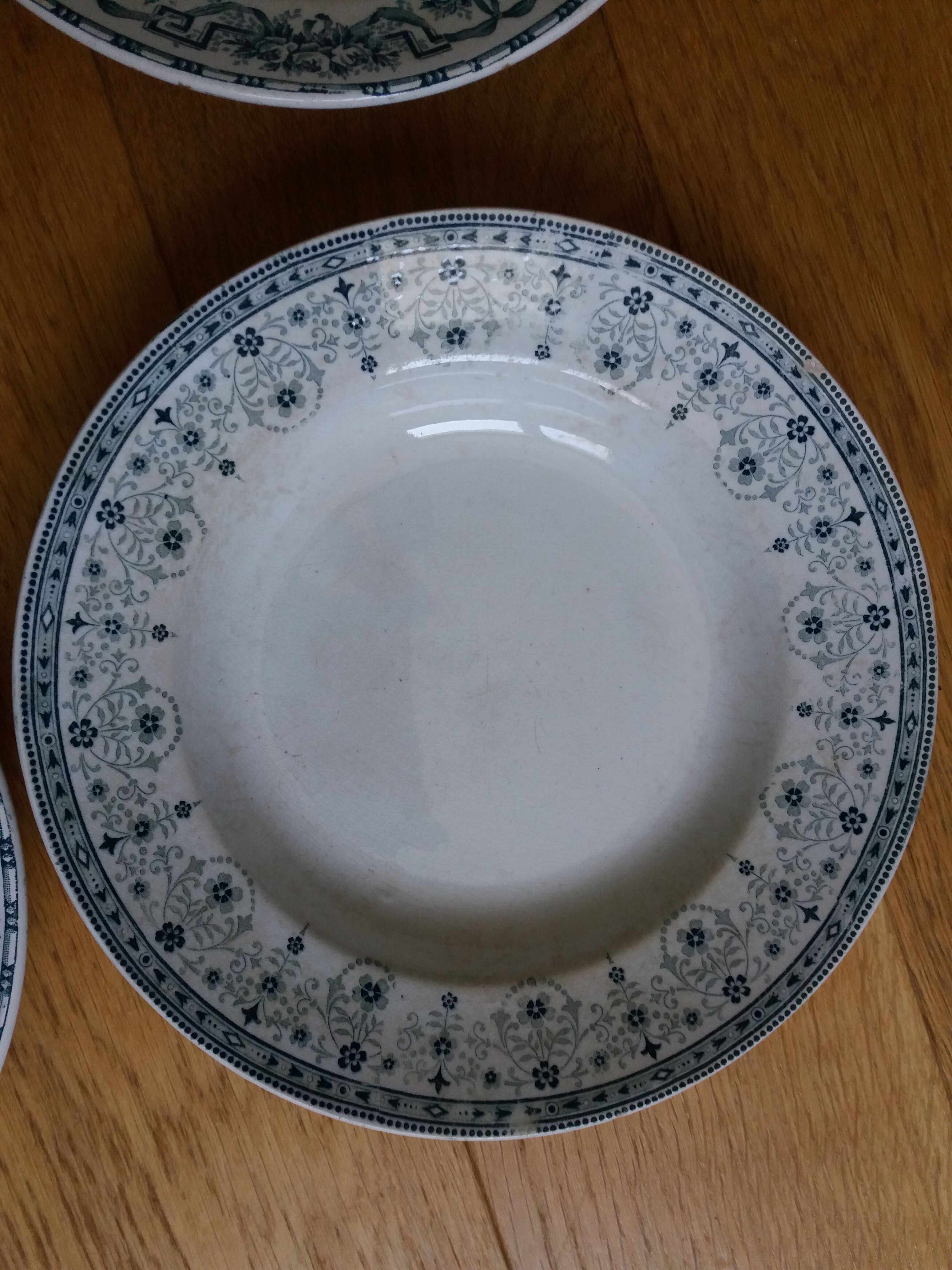 6 mismatched hollow plates Terre de fer