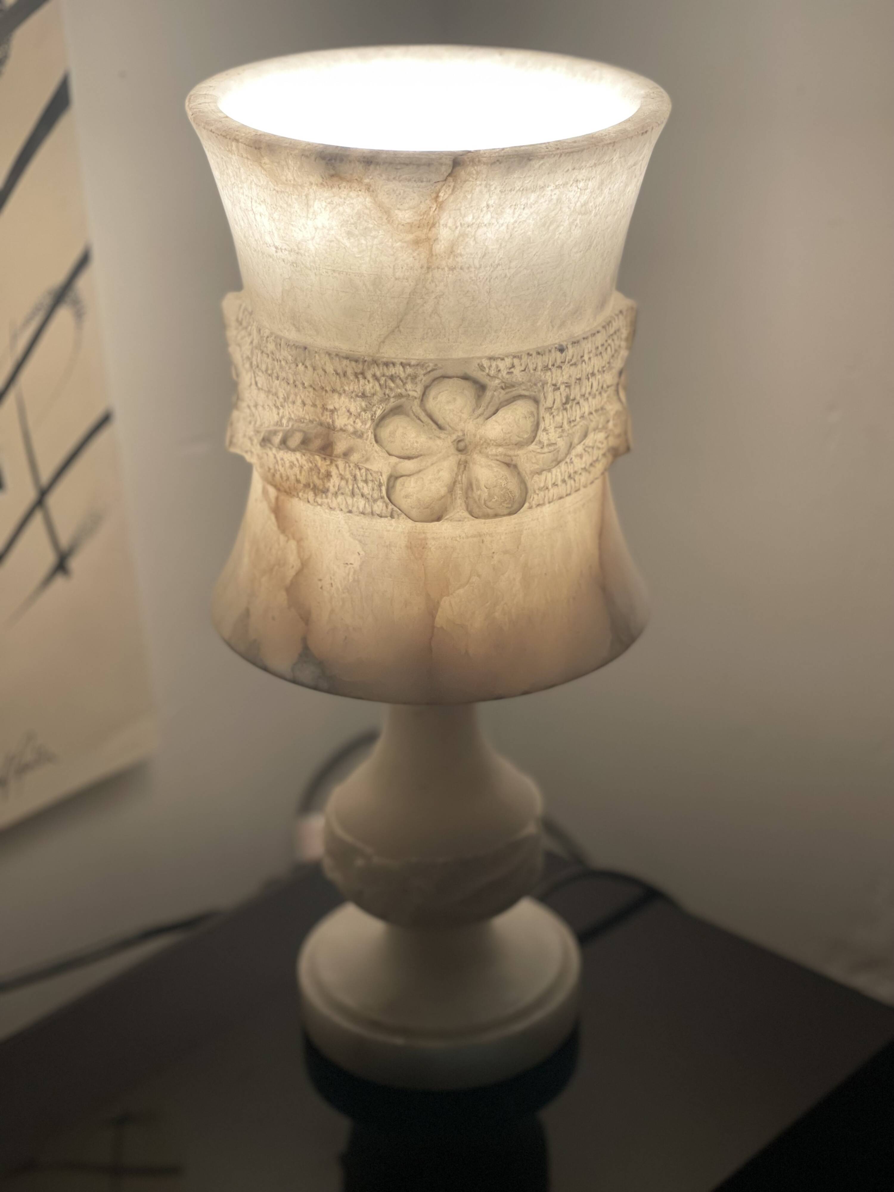 Vintage lamp in sculpted alabaster - flower shape