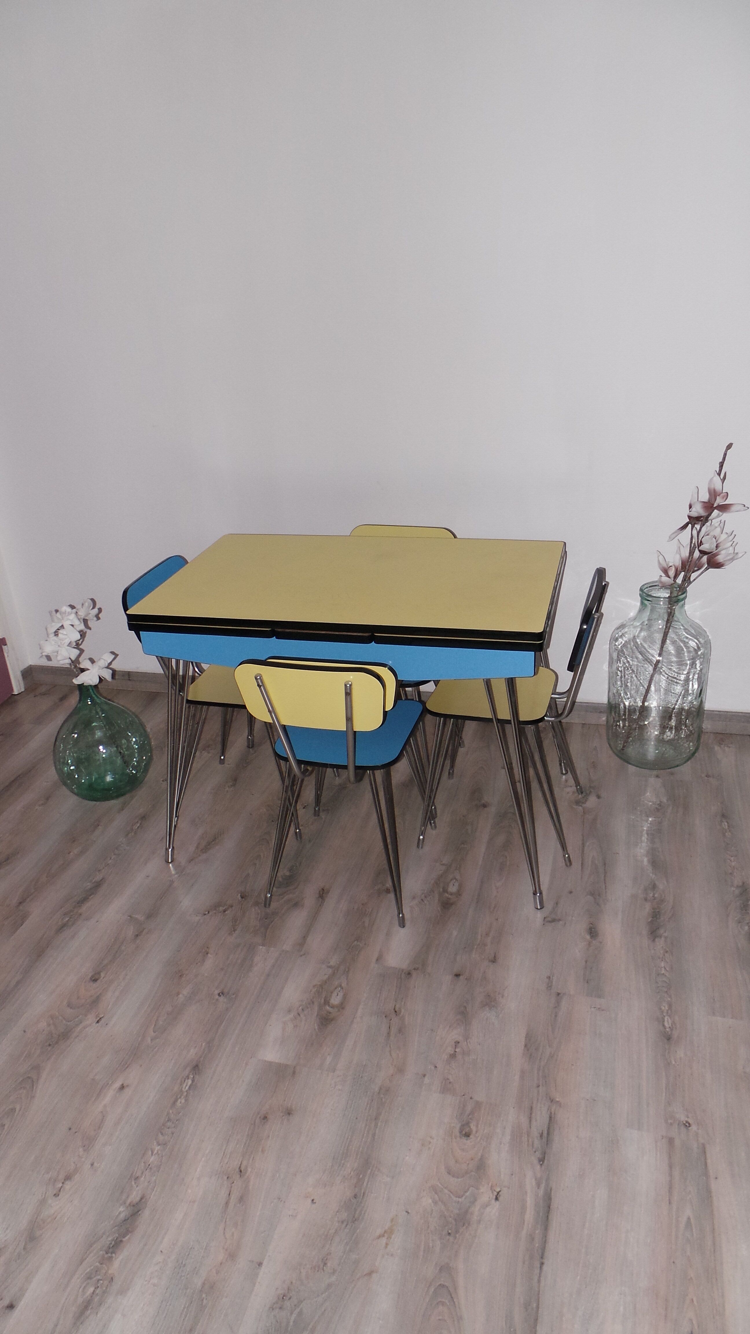 Table et 4 chaises en formica avec pieds eiffels vintage Sif