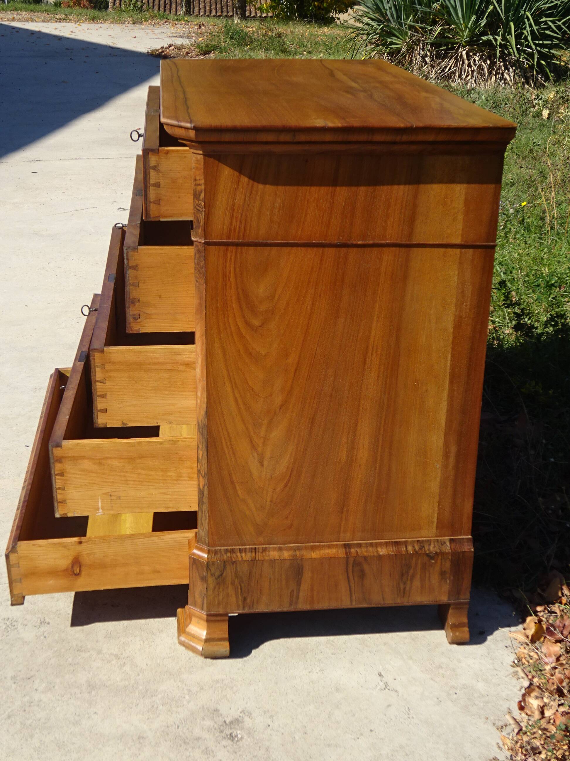 Commode en noyer et ronce de noyer style Louis Philippe