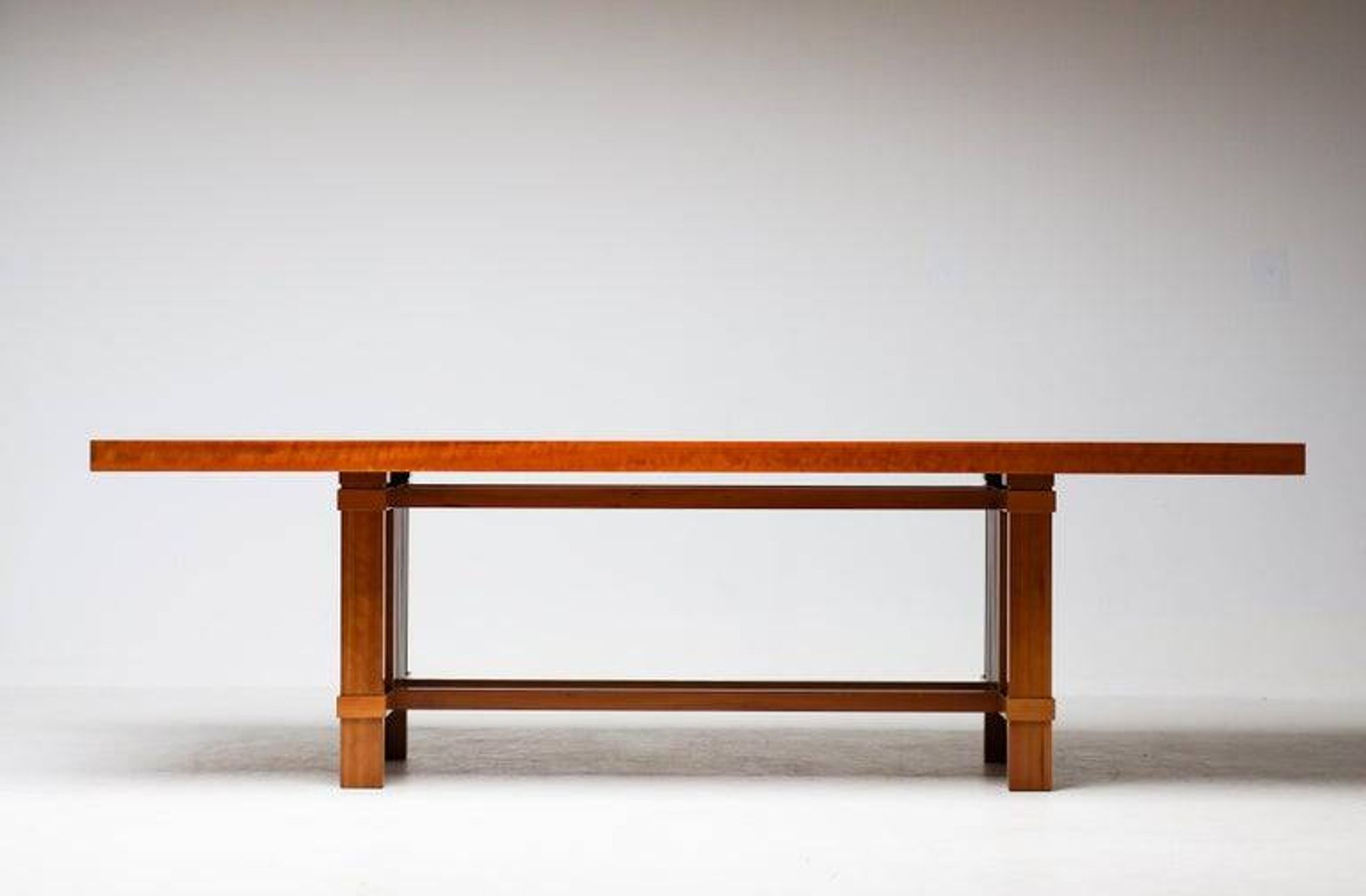 Table Frank Lloyd Wright ‘608 Taliesin’ + four Mackintosh chairs “309 Ingram”