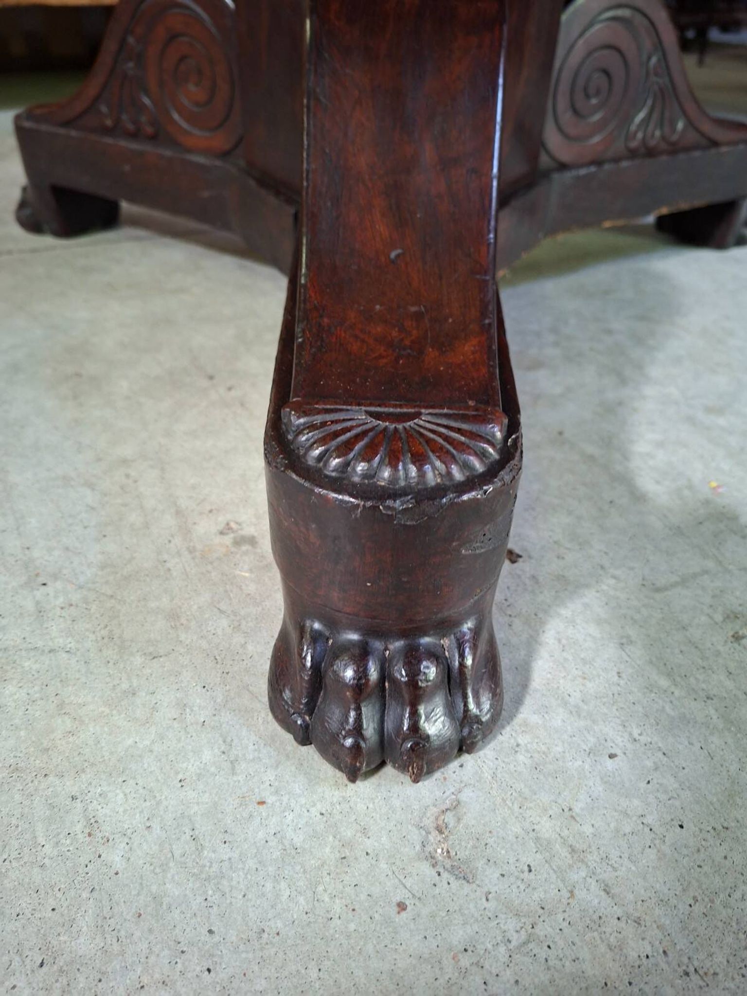 Round mahogany gueridon with a marble top – Empire Restoration period