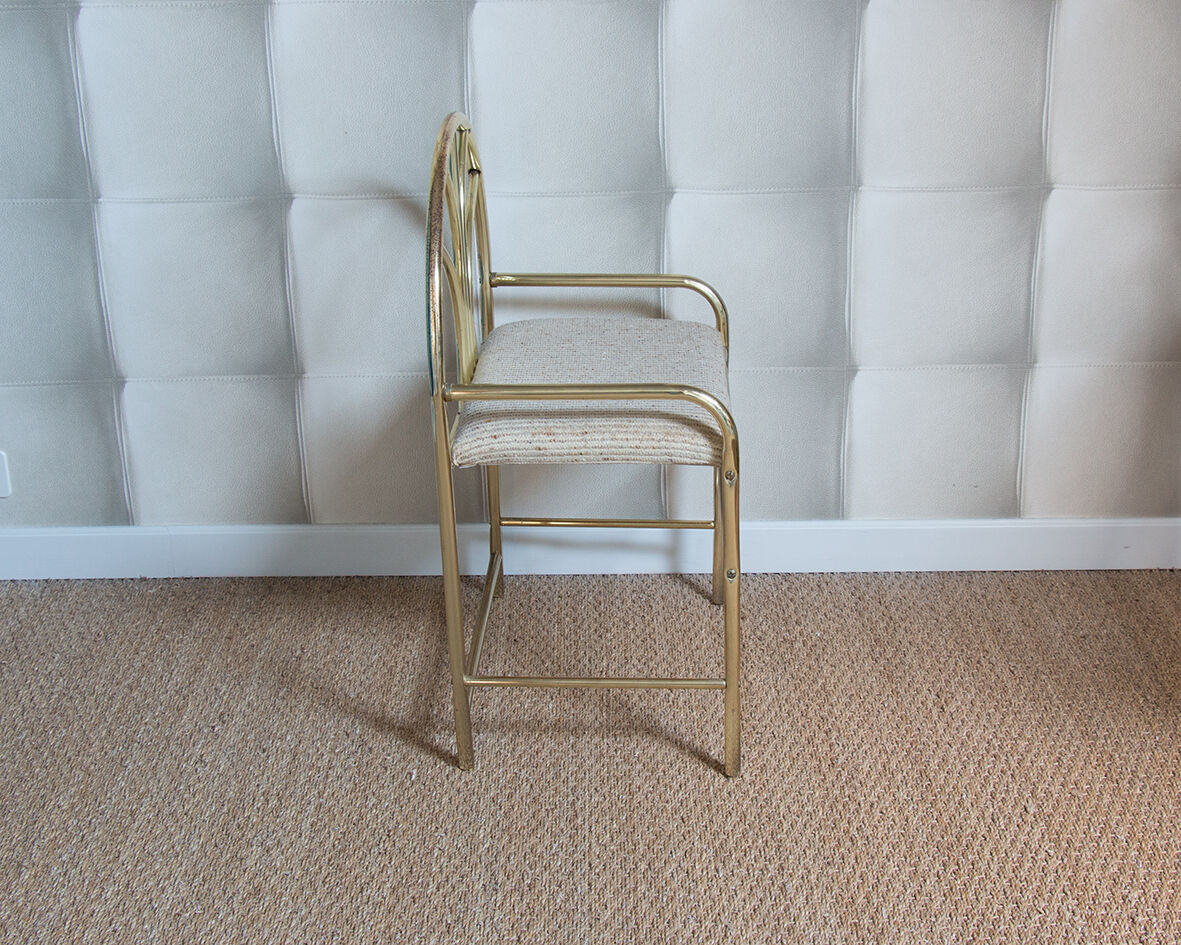 Dressing table in gold metal