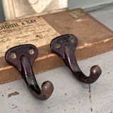 Paire de crochets métalliques