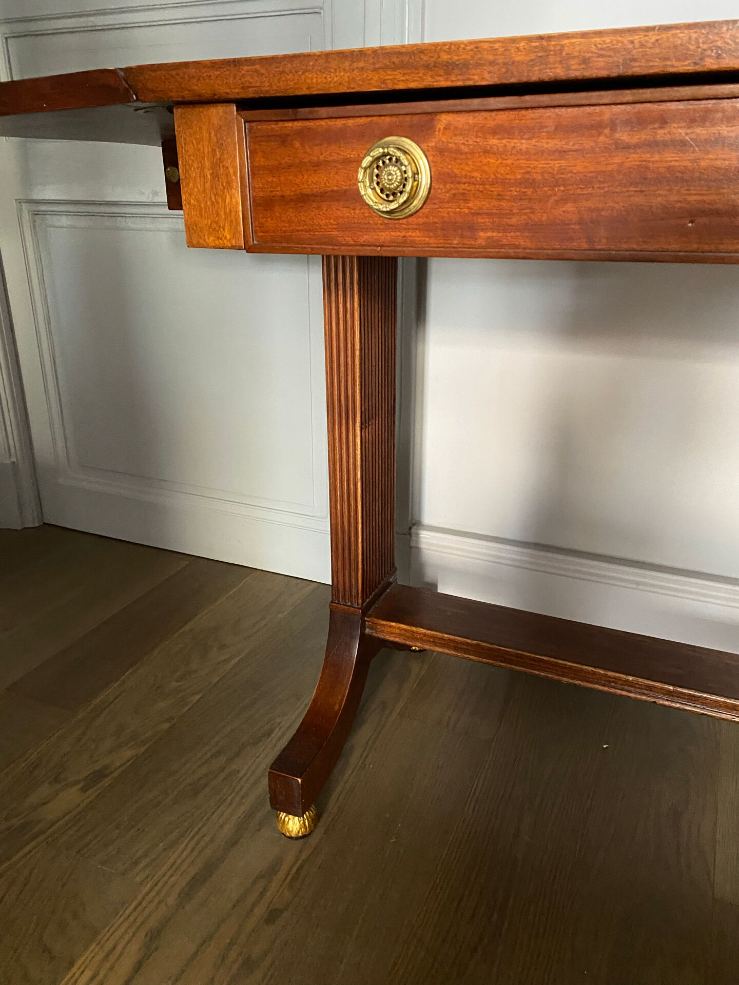 Bureau vendu / Table d'appoint de style Empire en acajou avec tiroir.