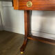 Bureau vendu / Table d'appoint de style Empire en acajou avec tiroir.