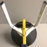 Tabouret postmoderne tripode en métal, années 80