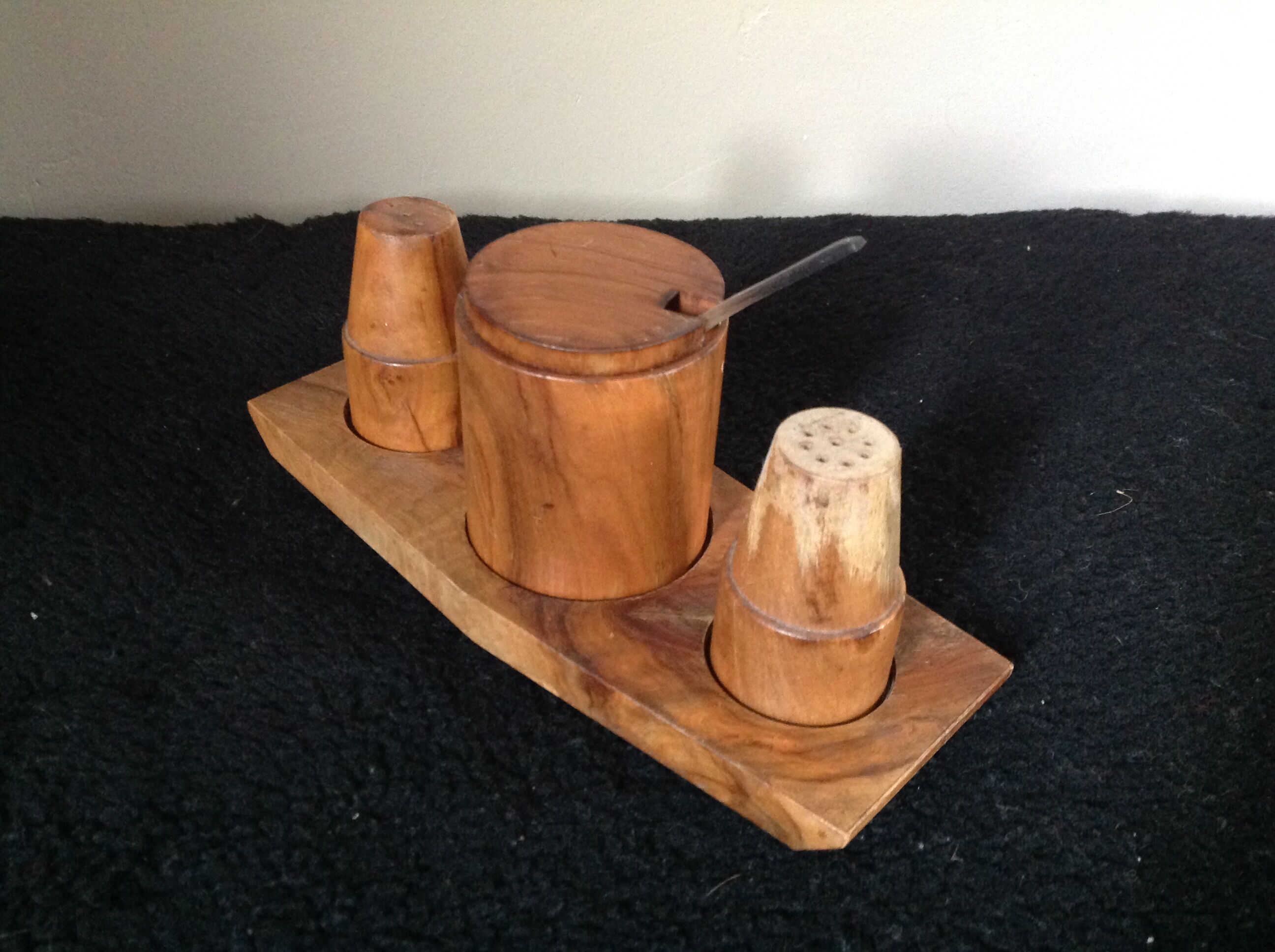 Servant salt pepper wood olivier