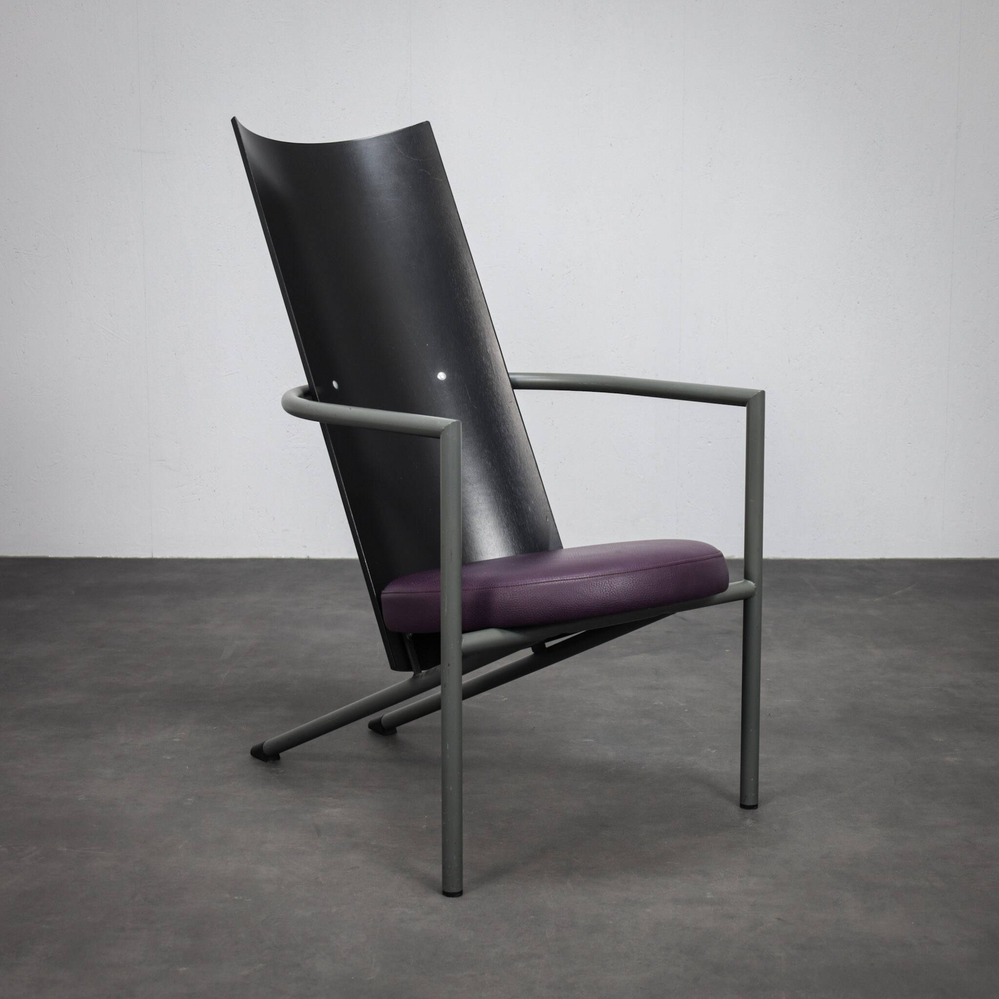 Pair of postmodern armchairs with side table (1980s)